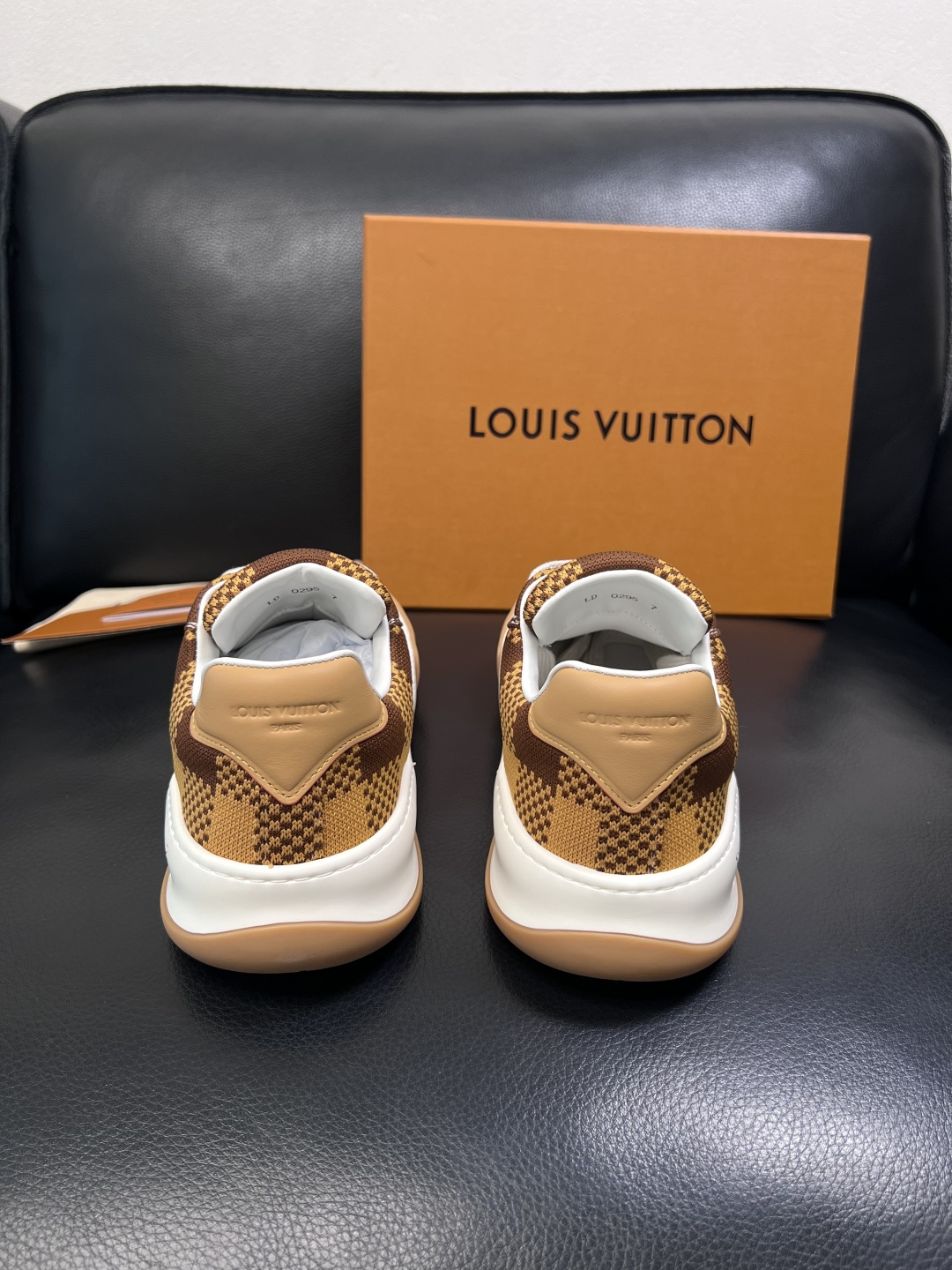 Lv  高品质  顶级工艺品  路易威登，运动板鞋专柜同步，鞋面意大利进口，高品质拼接缤纷色彩复杂工艺品