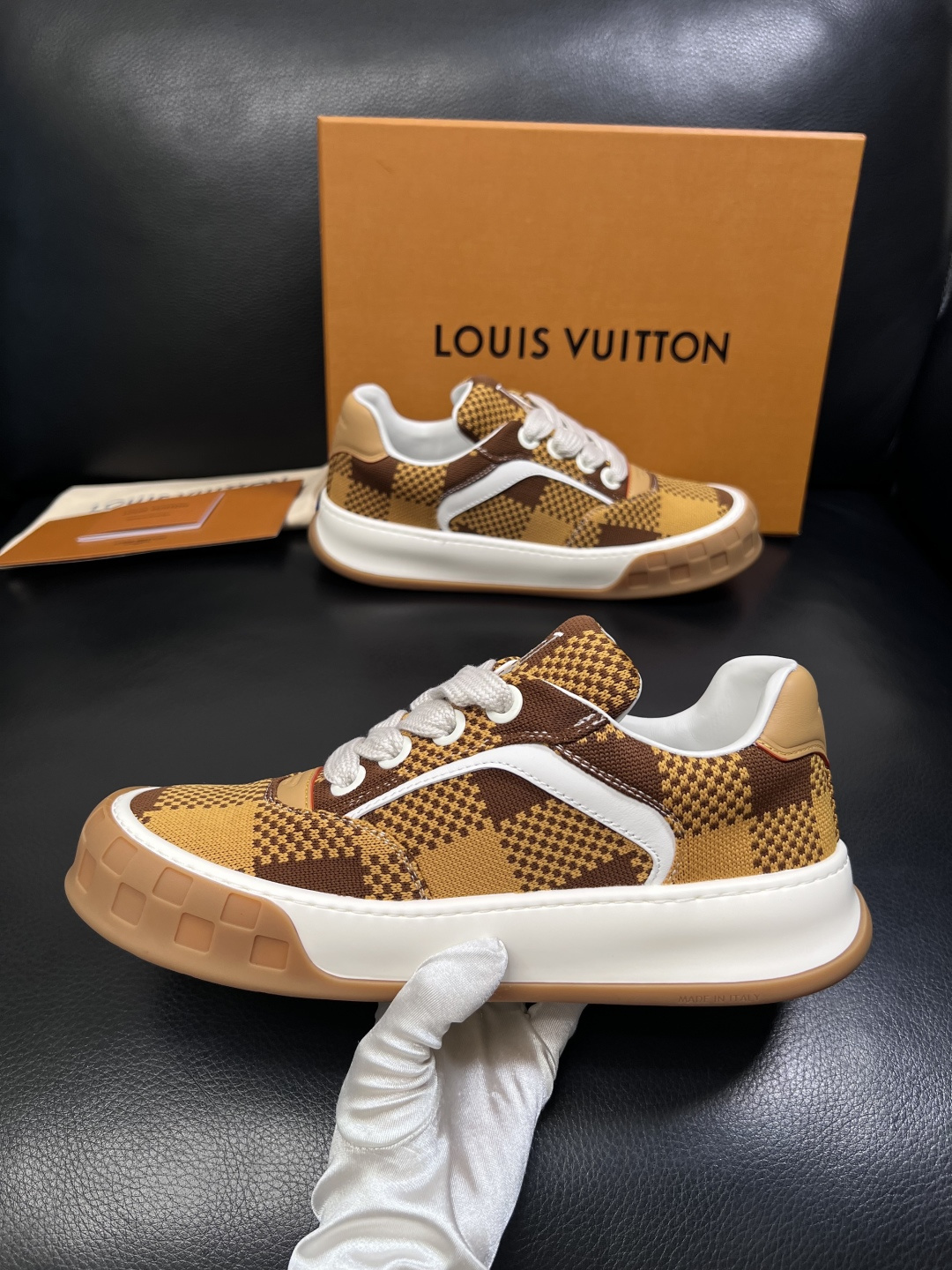 Lv  高品质  顶级工艺品  路易威登，运动板鞋专柜同步，鞋面意大利进口，高品质拼接缤纷色彩复杂工艺品