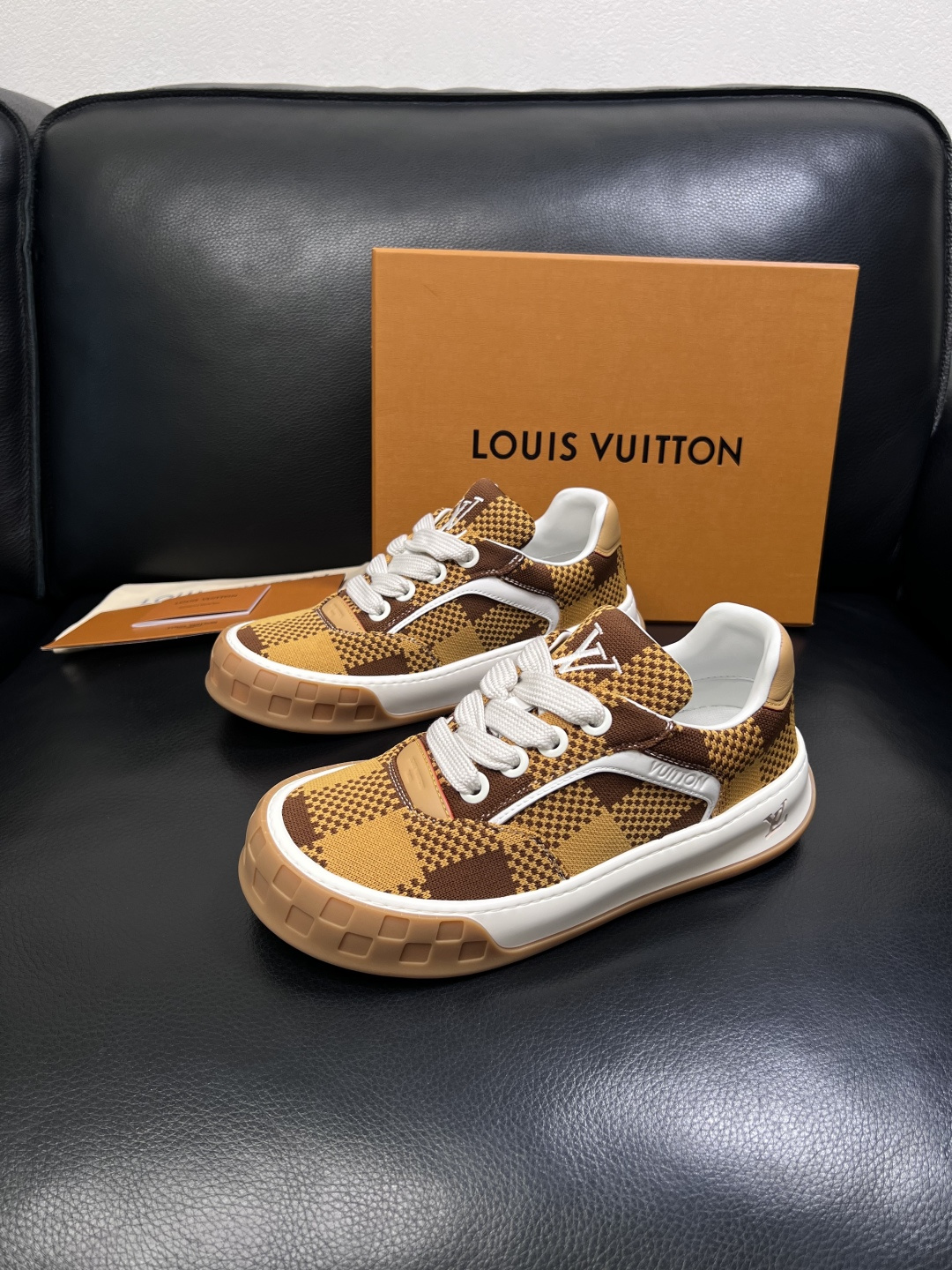 Lv  高品质  顶级工艺品  路易威登，运动板鞋专柜同步，鞋面意大利进口，高品质拼接缤纷色彩复杂工艺品