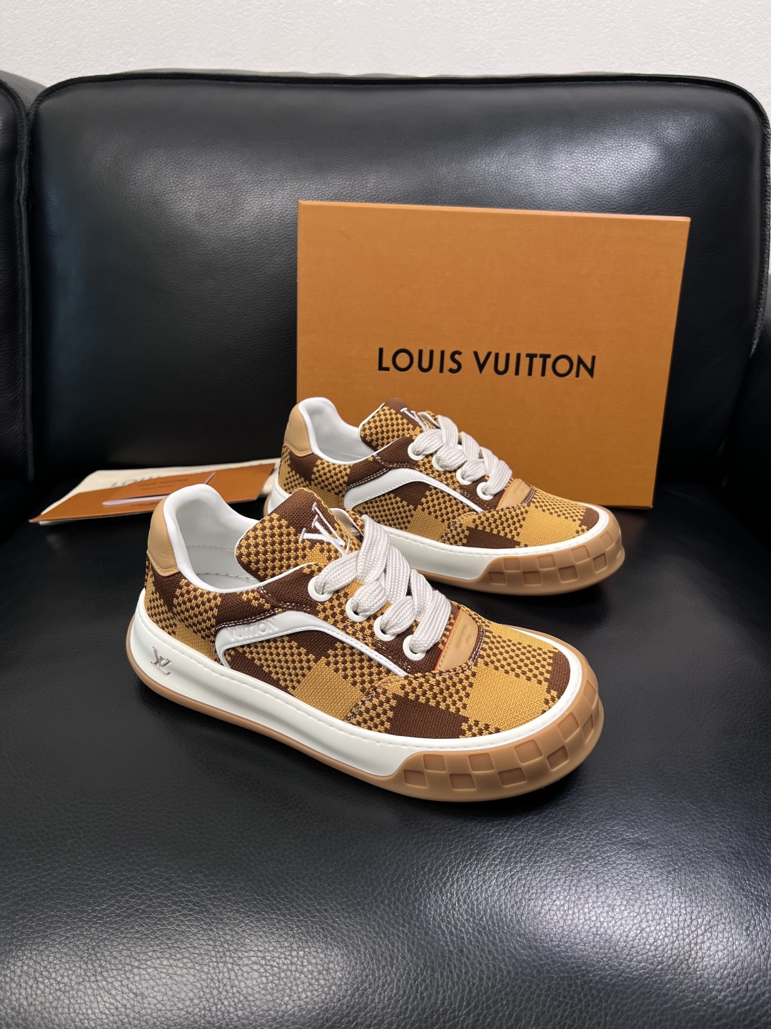 Lv  高品质  顶级工艺品  路易威登，运动板鞋专柜同步，鞋面意大利进口，高品质拼接缤纷色彩复杂工艺品