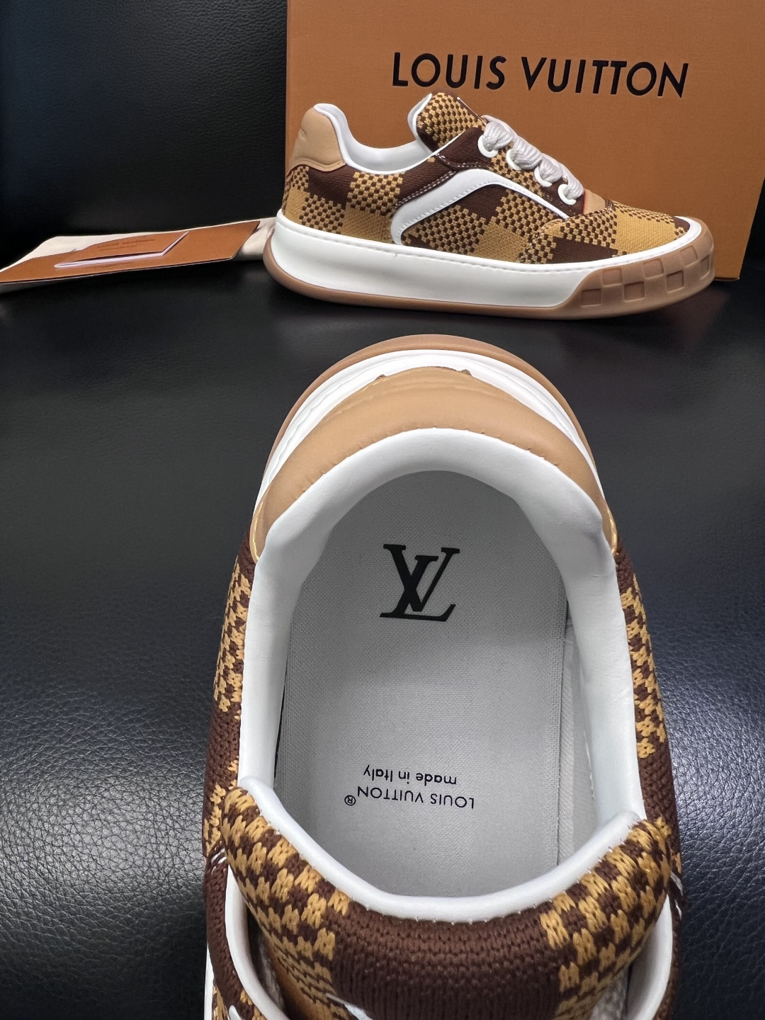 Lv  高品质  顶级工艺品  路易威登，运动板鞋专柜同步，鞋面意大利进口，高品质拼接缤纷色彩复杂工艺品