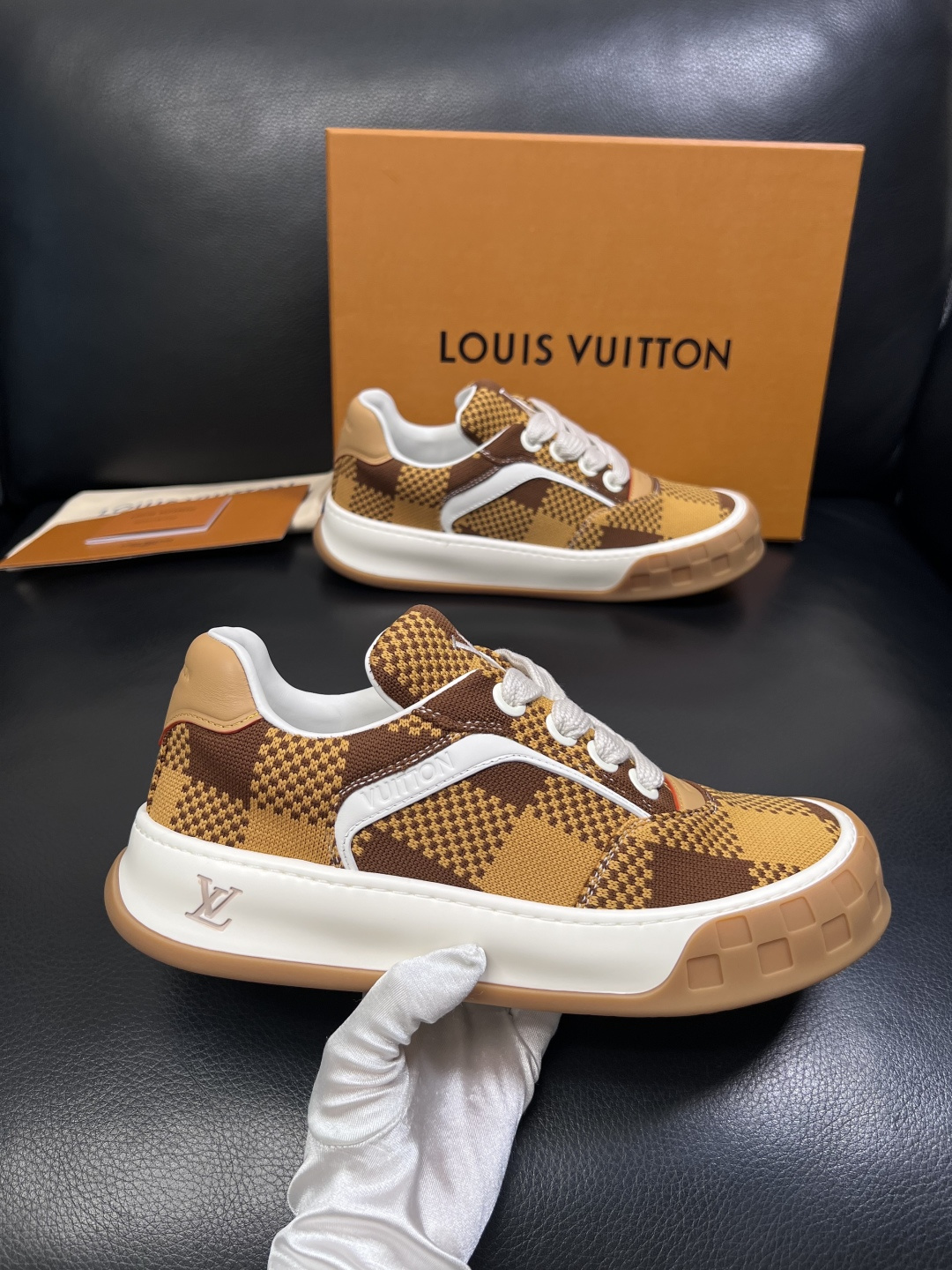 Lv  高品质  顶级工艺品  路易威登，运动板鞋专柜同步，鞋面意大利进口，高品质拼接缤纷色彩复杂工艺品