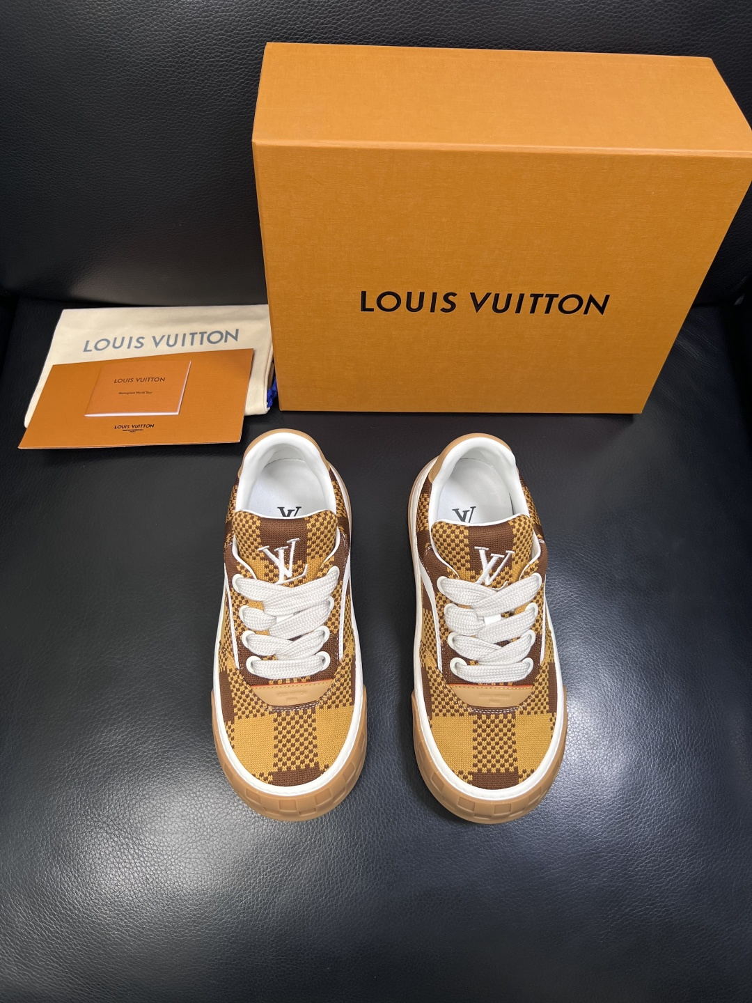 Lv  高品质  顶级工艺品  路易威登，运动板鞋专柜同步，鞋面意大利进口，高品质拼接缤纷色彩复杂工艺品