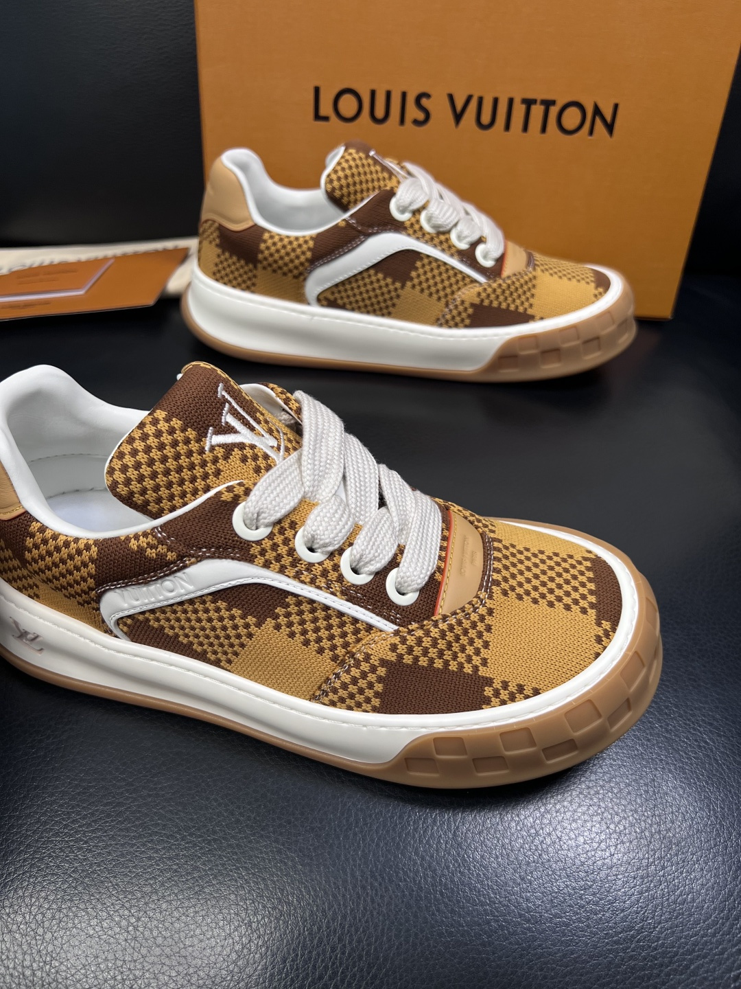Lv  高品质  顶级工艺品  路易威登，运动板鞋专柜同步，鞋面意大利进口，高品质拼接缤纷色彩复杂工艺品