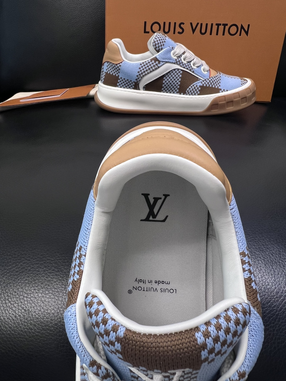 Lv  高品质  顶级工艺品  路易威登，运动板鞋专柜同步，鞋面意大利进口，高品质拼接缤纷色彩复杂工艺品
