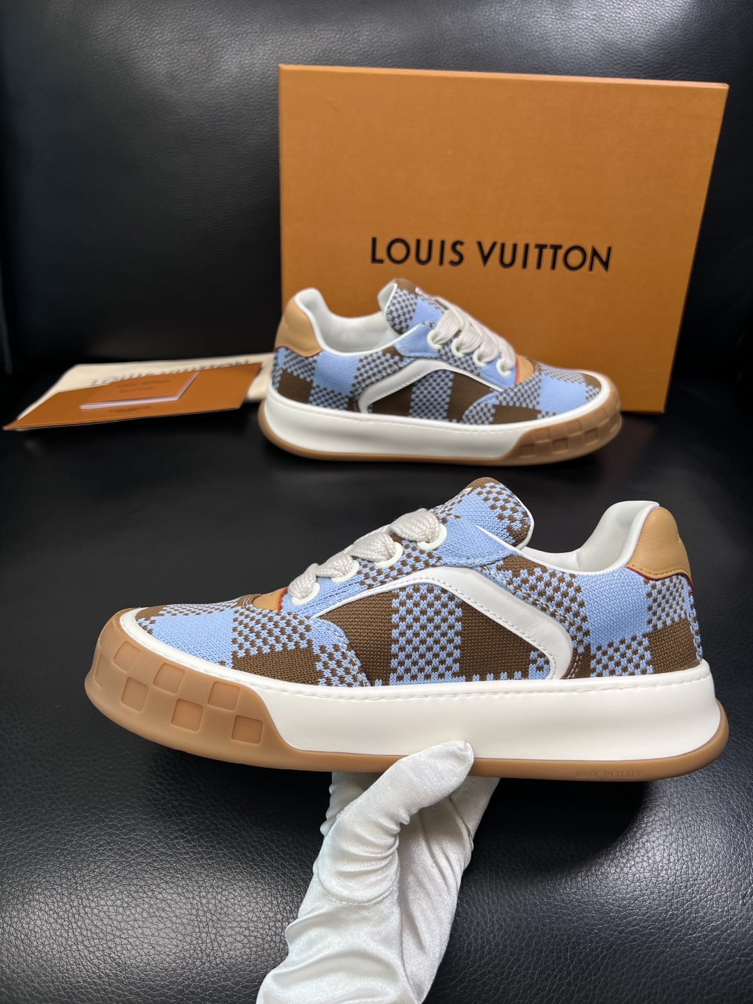 Lv  高品质  顶级工艺品  路易威登，运动板鞋专柜同步，鞋面意大利进口，高品质拼接缤纷色彩复杂工艺品
