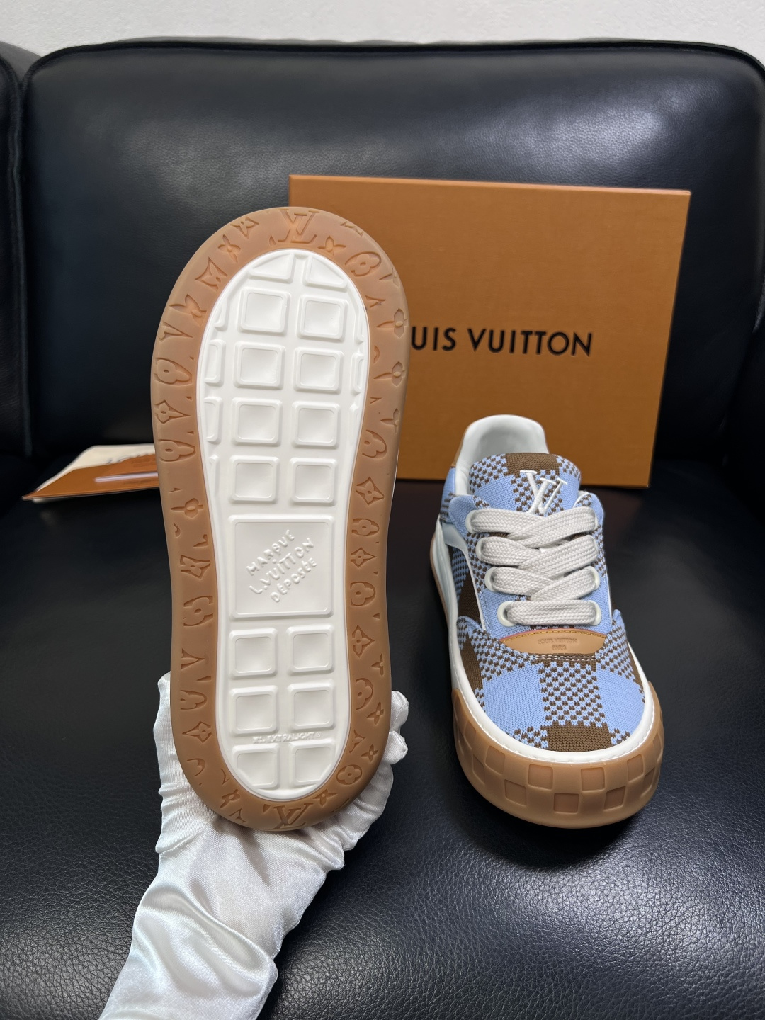 Lv  高品质  顶级工艺品  路易威登，运动板鞋专柜同步，鞋面意大利进口，高品质拼接缤纷色彩复杂工艺品