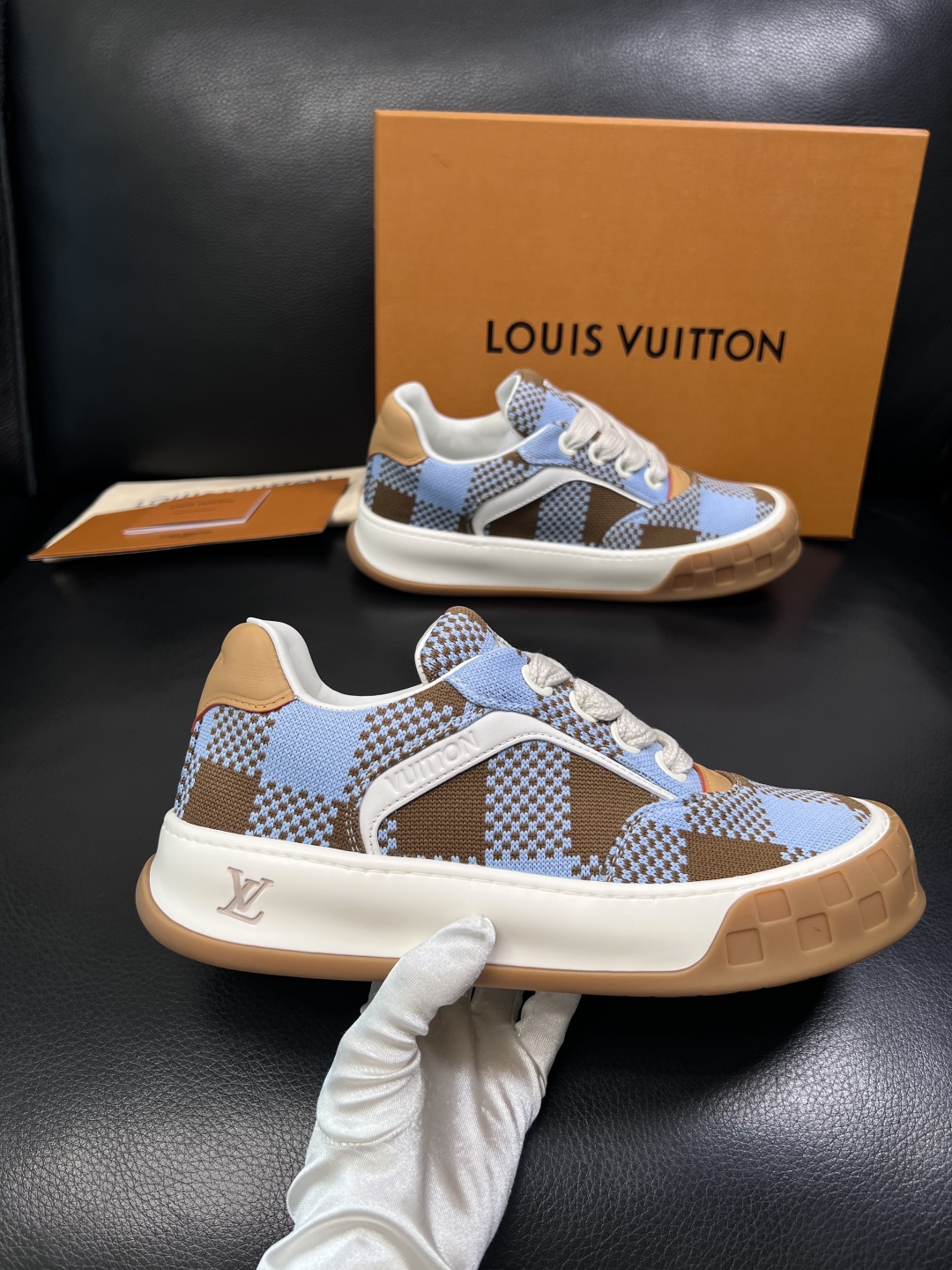 Lv  高品质  顶级工艺品  路易威登，运动板鞋专柜同步，鞋面意大利进口，高品质拼接缤纷色彩复杂工艺品