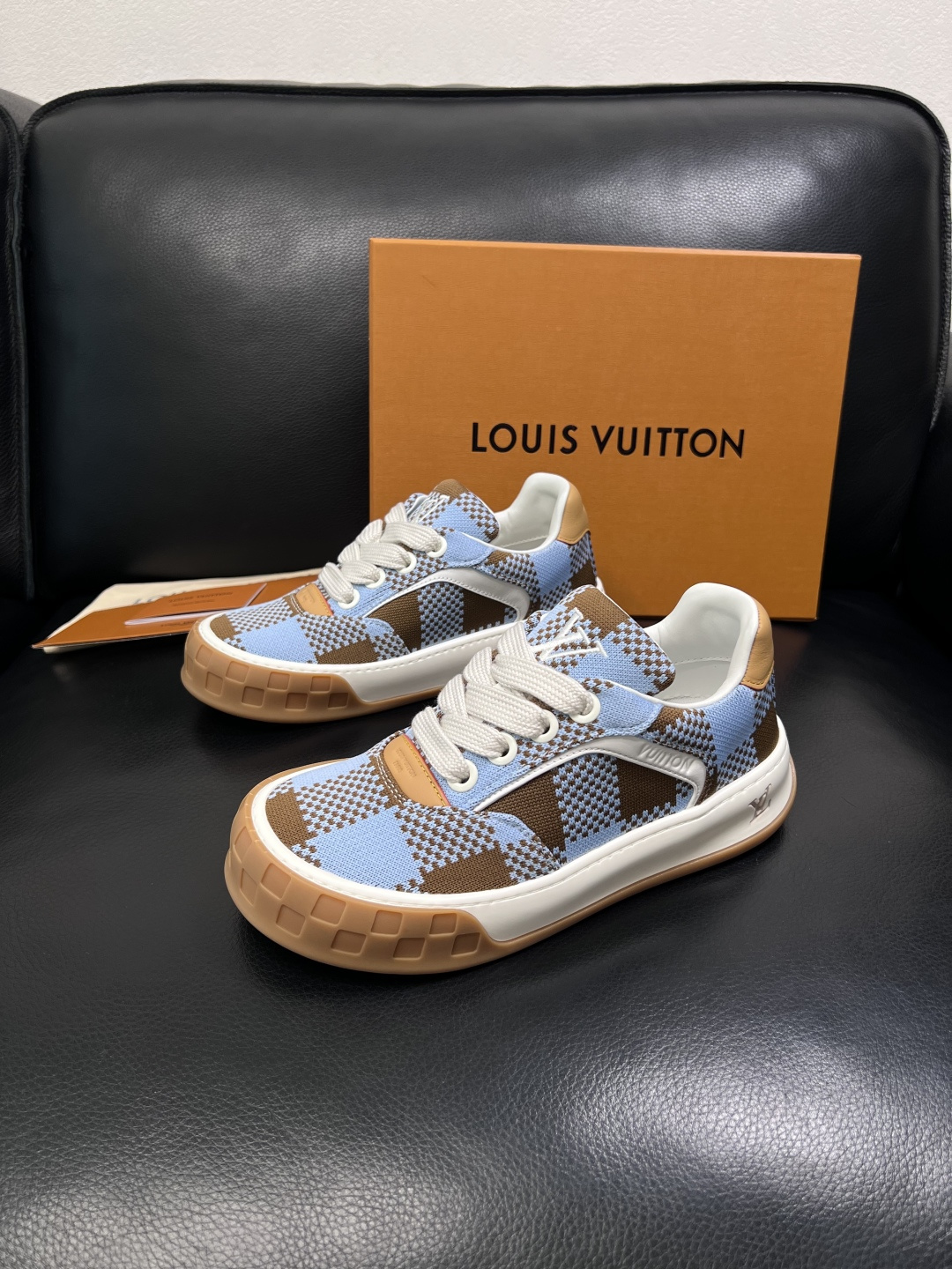 Lv  高品质  顶级工艺品  路易威登，运动板鞋专柜同步，鞋面意大利进口，高品质拼接缤纷色彩复杂工艺品