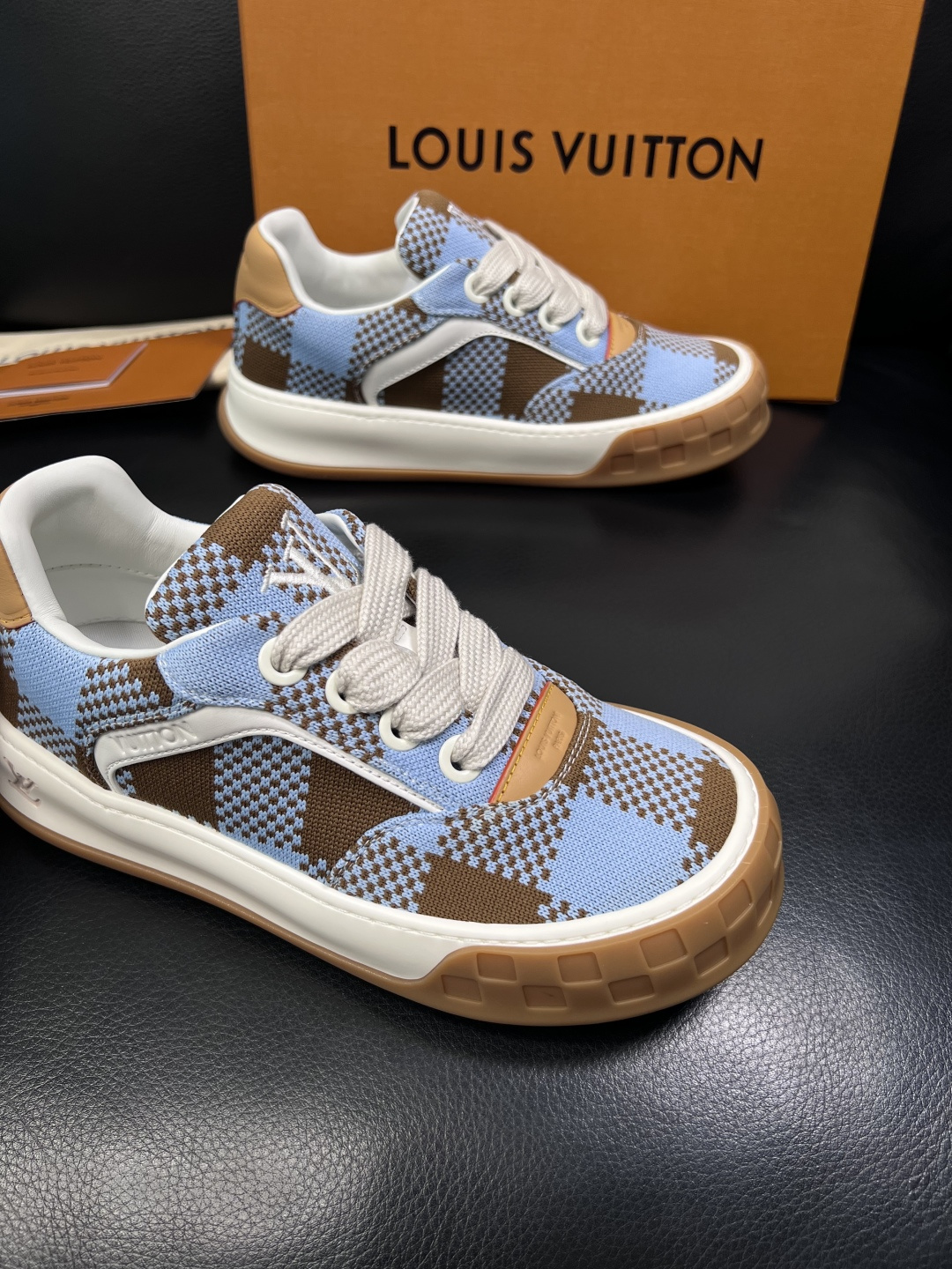 Lv  高品质  顶级工艺品  路易威登，运动板鞋专柜同步，鞋面意大利进口，高品质拼接缤纷色彩复杂工艺品