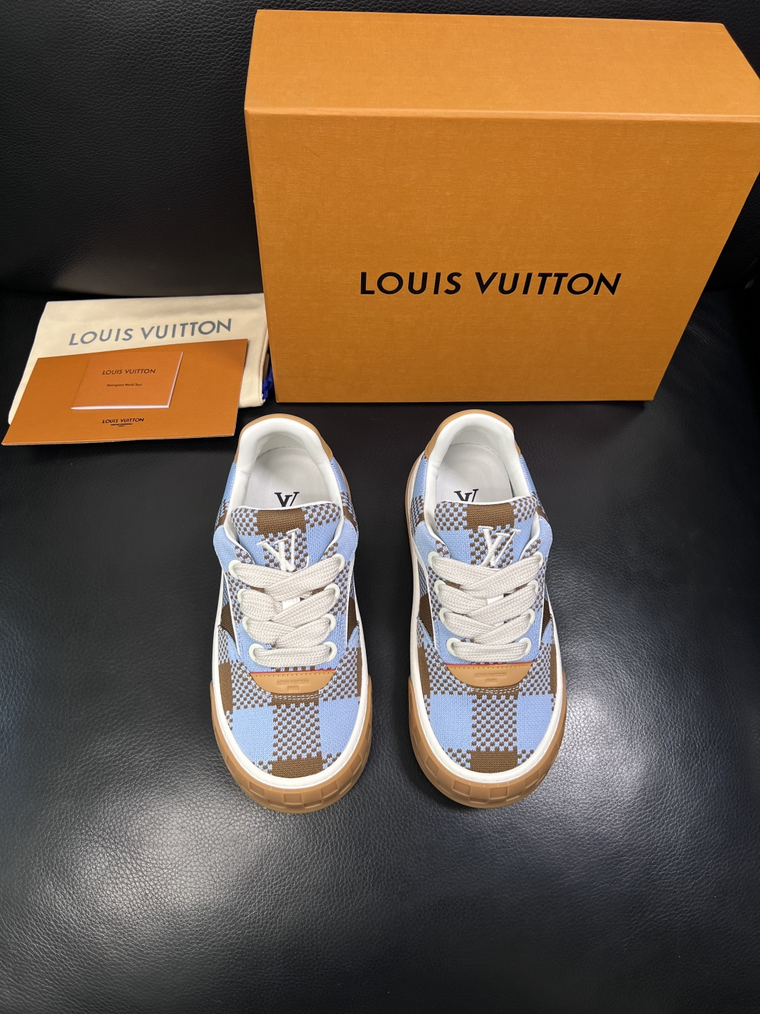 Lv  高品质  顶级工艺品  路易威登，运动板鞋专柜同步，鞋面意大利进口，高品质拼接缤纷色彩复杂工艺品