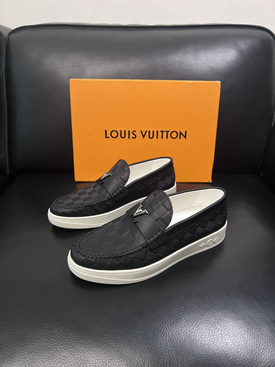 Lv  高品质  顶级工艺品  路易威登，运动板鞋专柜同步，鞋面意大利进口，高品质拼接缤纷色彩复杂工艺品