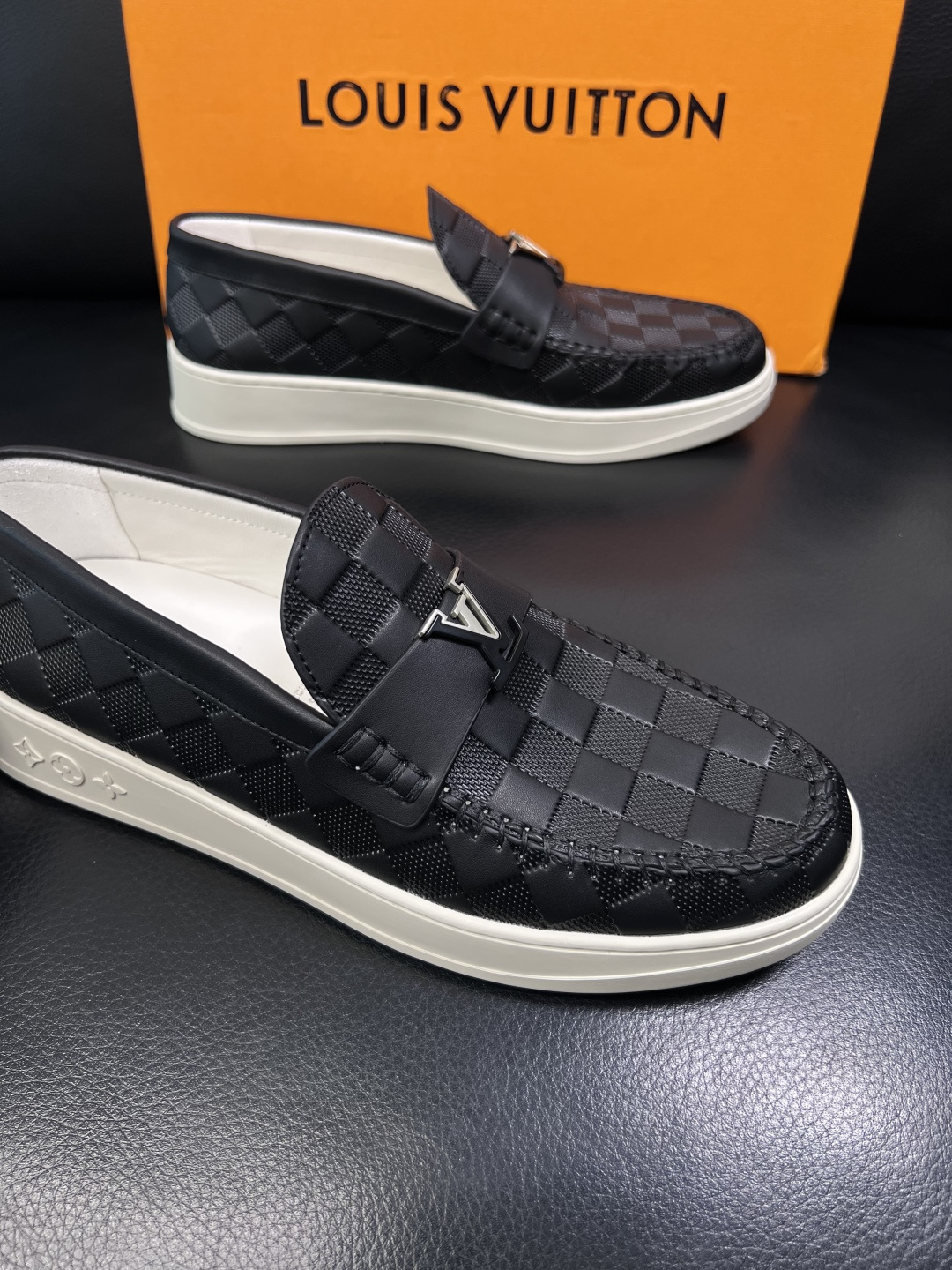 Lv  高品质  顶级工艺品  路易威登，运动板鞋专柜同步，鞋面意大利进口，高品质拼接缤纷色彩复杂工艺品