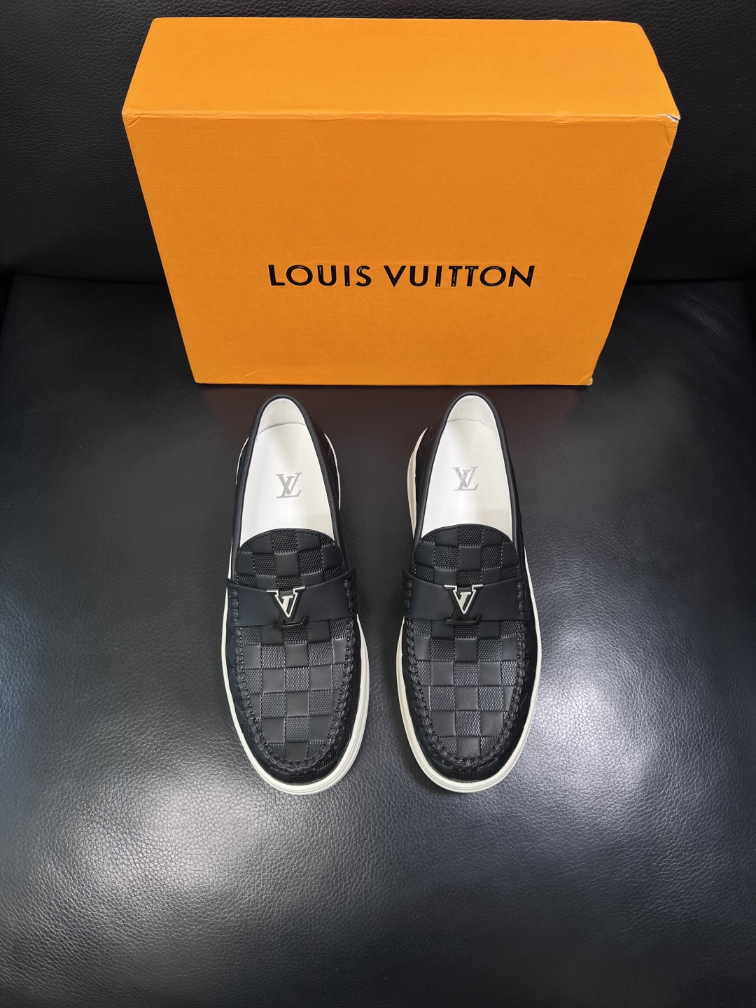 Lv  高品质  顶级工艺品  路易威登，运动板鞋专柜同步，鞋面意大利进口，高品质拼接缤纷色彩复杂工艺品