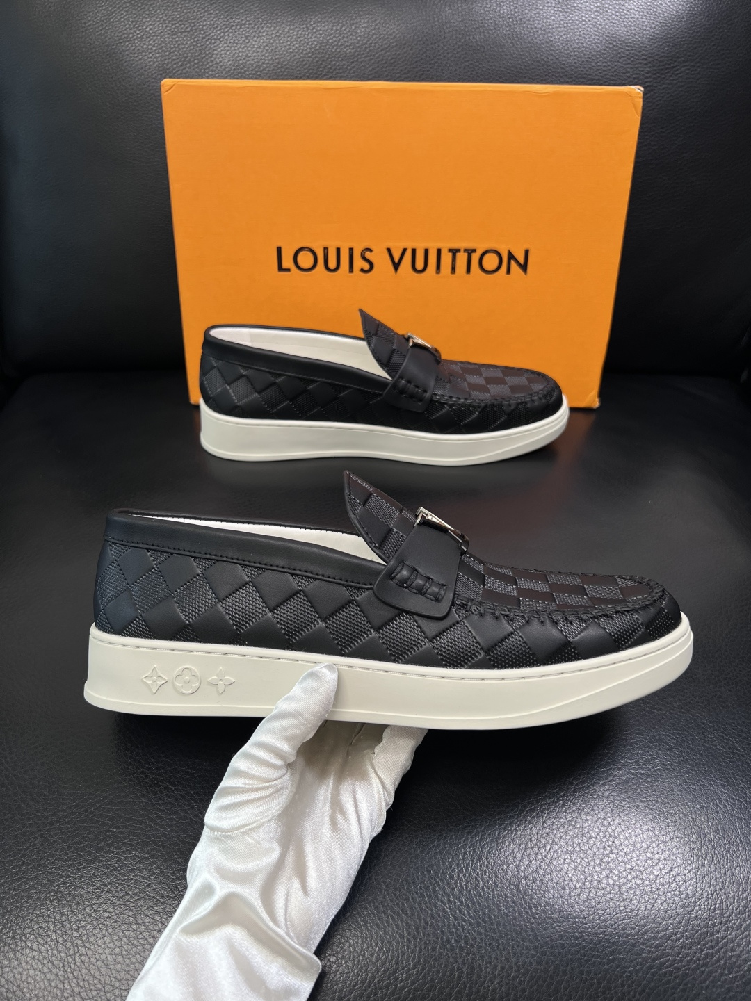 Lv  高品质  顶级工艺品  路易威登，运动板鞋专柜同步，鞋面意大利进口，高品质拼接缤纷色彩复杂工艺品