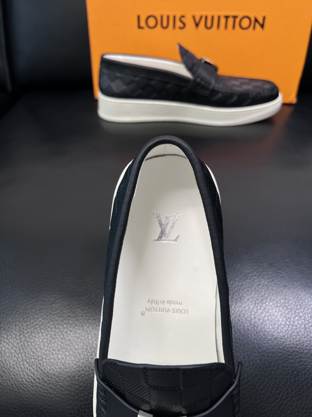 Lv  高品质  顶级工艺品  路易威登，运动板鞋专柜同步，鞋面意大利进口，高品质拼接缤纷色彩复杂工艺品