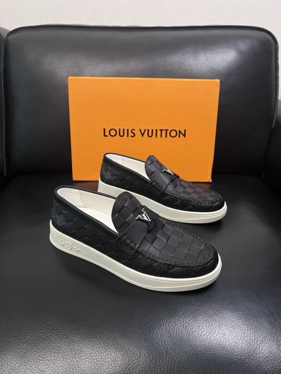 Lv  高品质  顶级工艺品  路易威登，运动板鞋专柜同步，鞋面意大利进口，高品质拼接缤纷色彩复杂工艺品