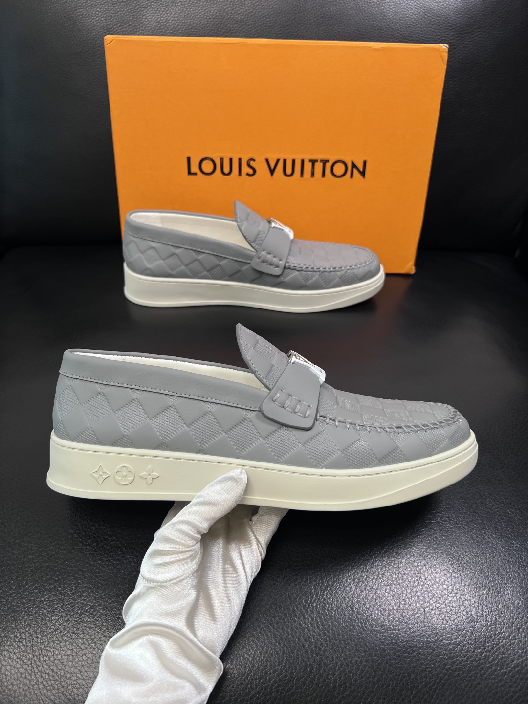 Lv  高品质  顶级工艺品  路易威登，运动板鞋专柜同步，鞋面意大利进口，高品质拼接缤纷色彩复杂工艺品