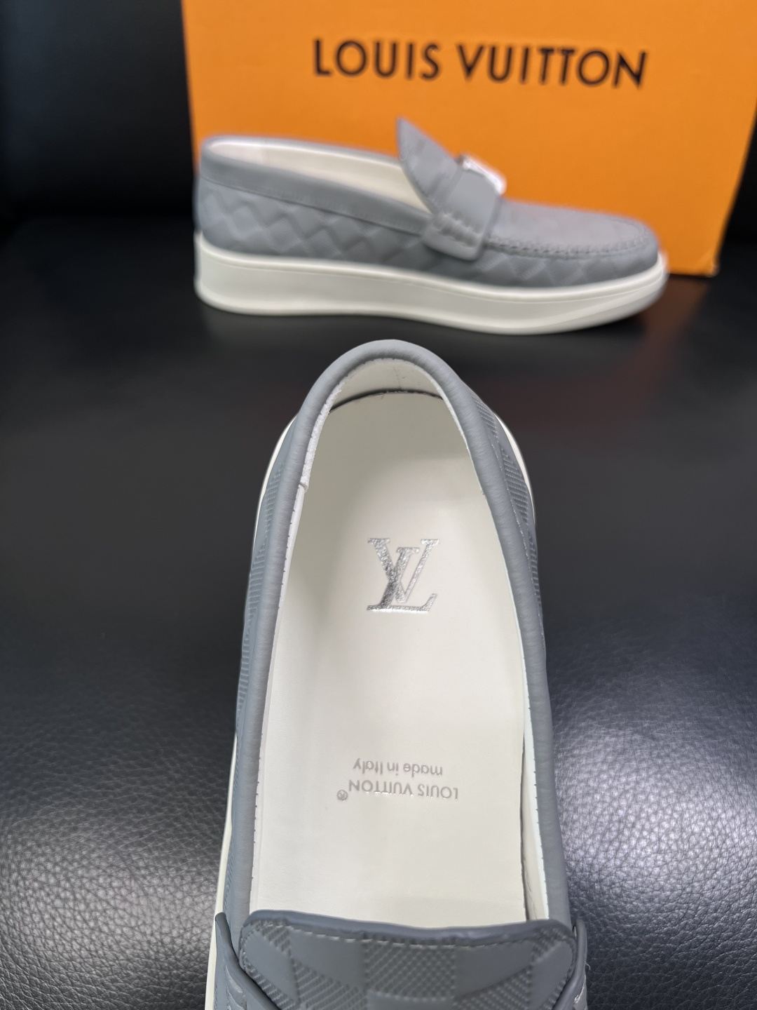 Lv  高品质  顶级工艺品  路易威登，运动板鞋专柜同步，鞋面意大利进口，高品质拼接缤纷色彩复杂工艺品