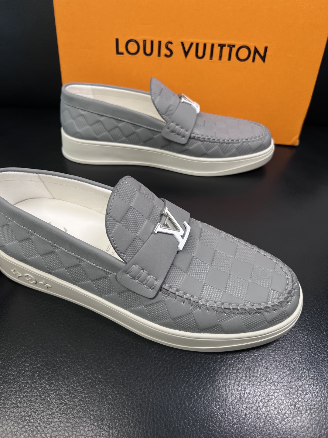 Lv  高品质  顶级工艺品  路易威登，运动板鞋专柜同步，鞋面意大利进口，高品质拼接缤纷色彩复杂工艺品