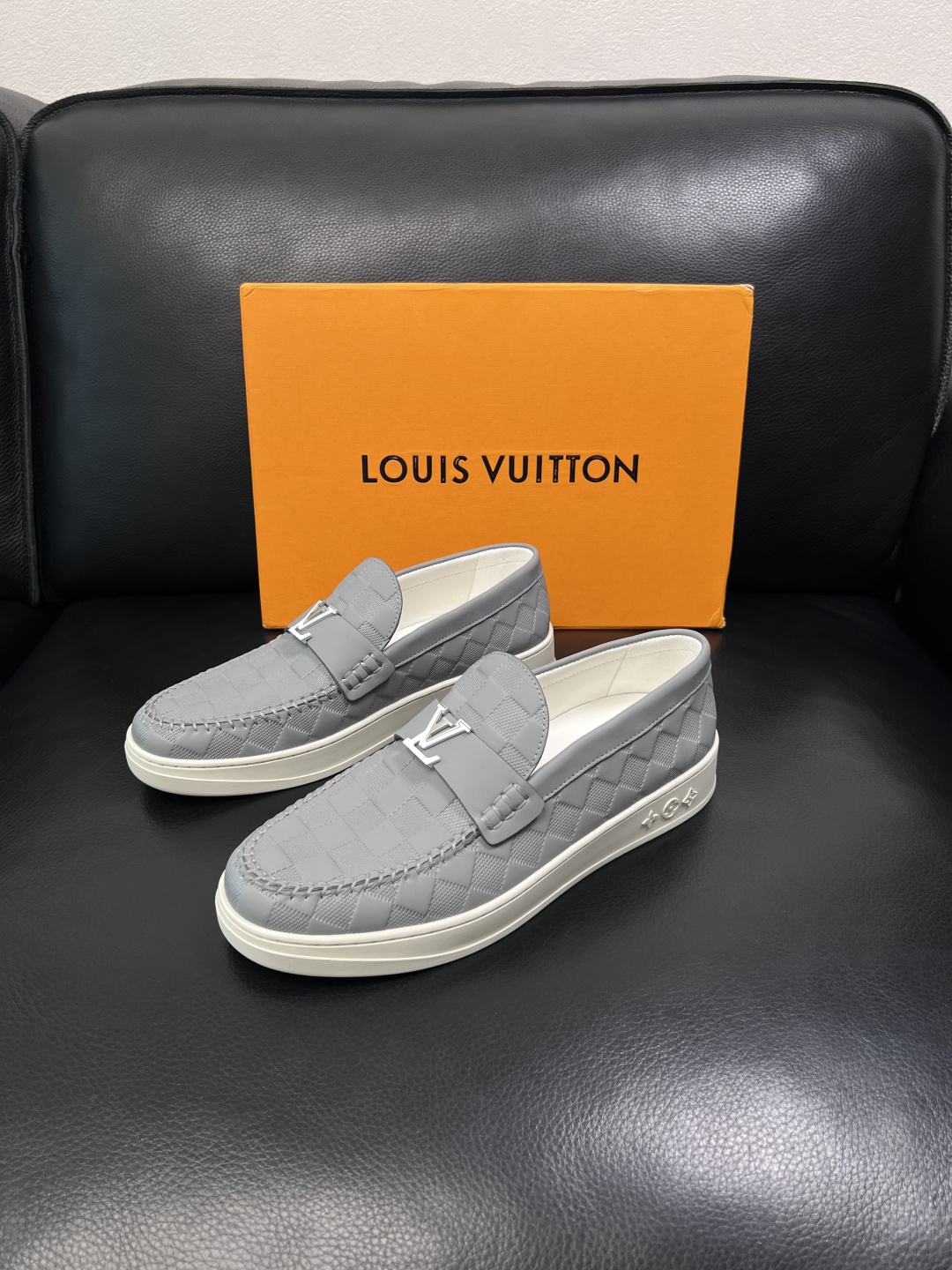 Lv  高品质  顶级工艺品  路易威登，运动板鞋专柜同步，鞋面意大利进口，高品质拼接缤纷色彩复杂工艺品
