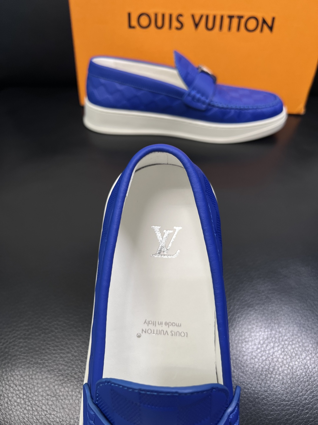 Lv  高品质  顶级工艺品  路易威登，运动板鞋专柜同步，鞋面意大利进口，高品质拼接缤纷色彩复杂工艺品