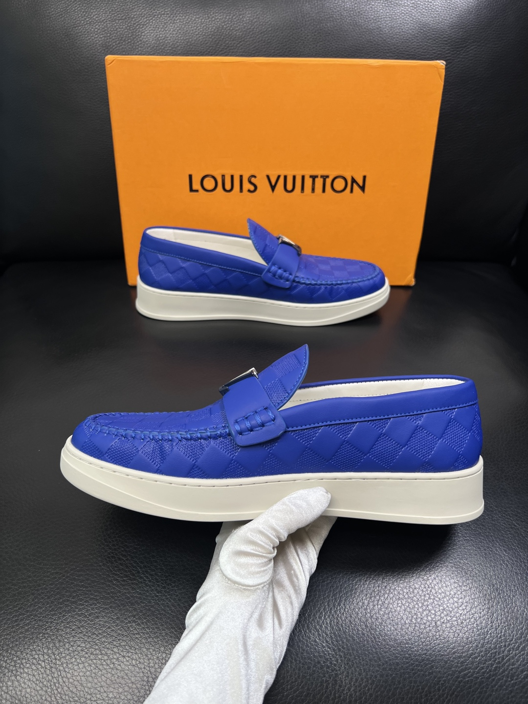 Lv  高品质  顶级工艺品  路易威登，运动板鞋专柜同步，鞋面意大利进口，高品质拼接缤纷色彩复杂工艺品