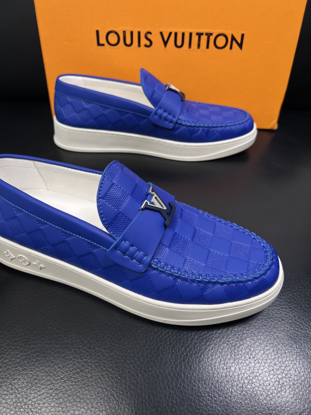 Lv  高品质  顶级工艺品  路易威登，运动板鞋专柜同步，鞋面意大利进口，高品质拼接缤纷色彩复杂工艺品