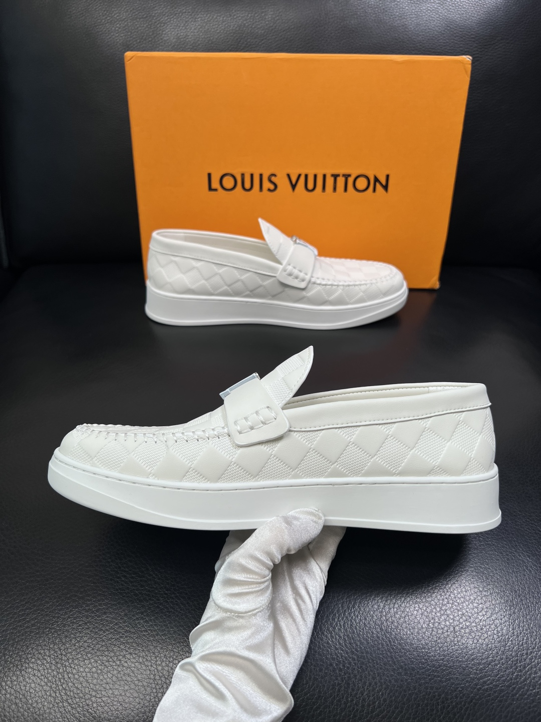 Lv  高品质  顶级工艺品  路易威登，运动板鞋专柜同步，鞋面意大利进口，高品质拼接缤纷色彩复杂工艺品