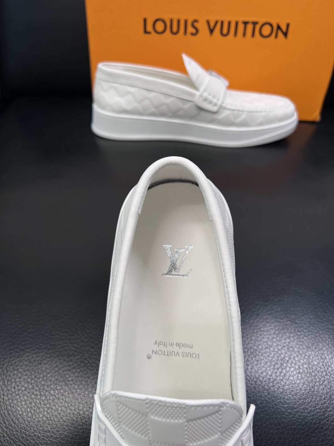 Lv  高品质  顶级工艺品  路易威登，运动板鞋专柜同步，鞋面意大利进口，高品质拼接缤纷色彩复杂工艺品