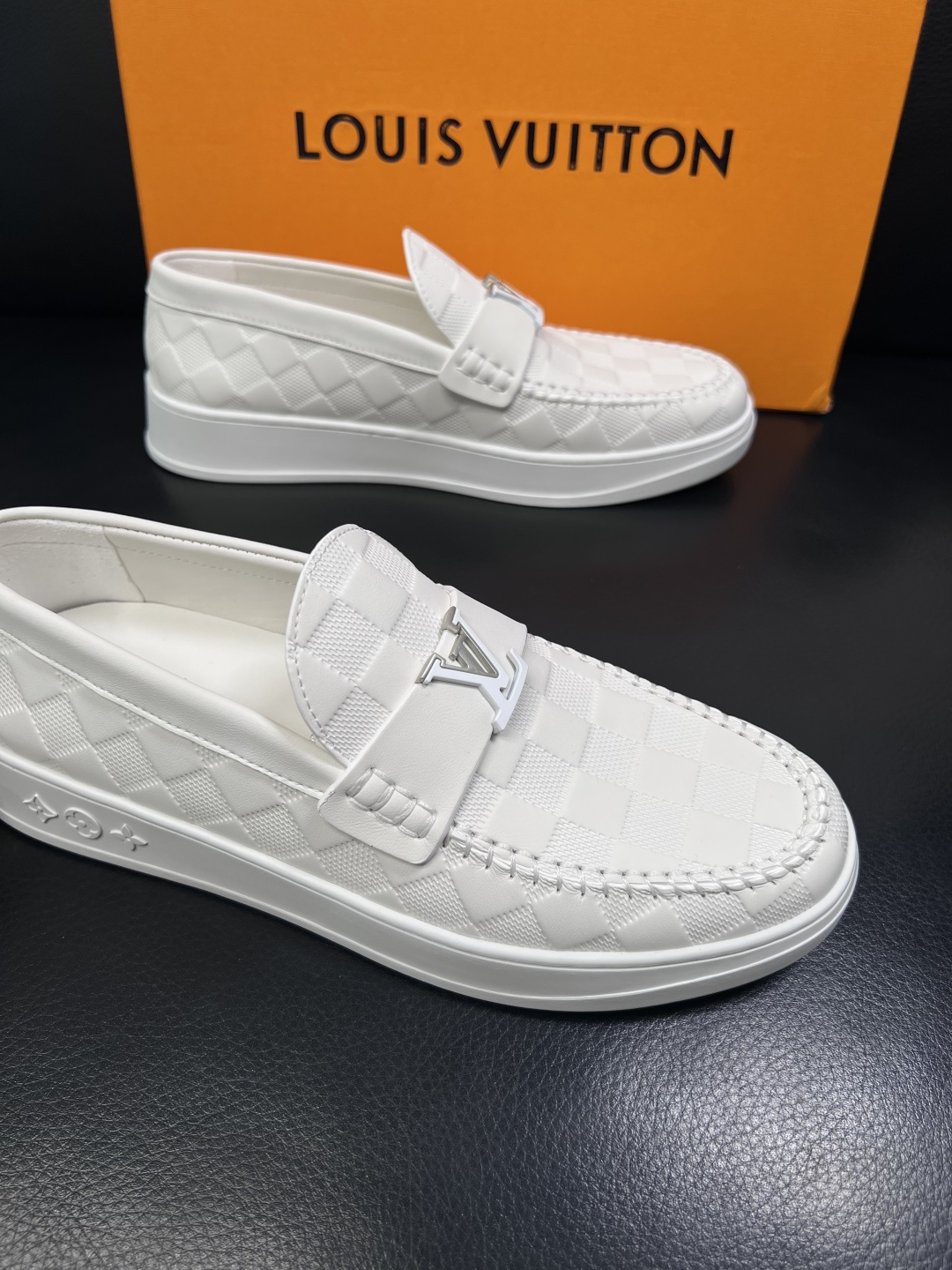 Lv  高品质  顶级工艺品  路易威登，运动板鞋专柜同步，鞋面意大利进口，高品质拼接缤纷色彩复杂工艺品