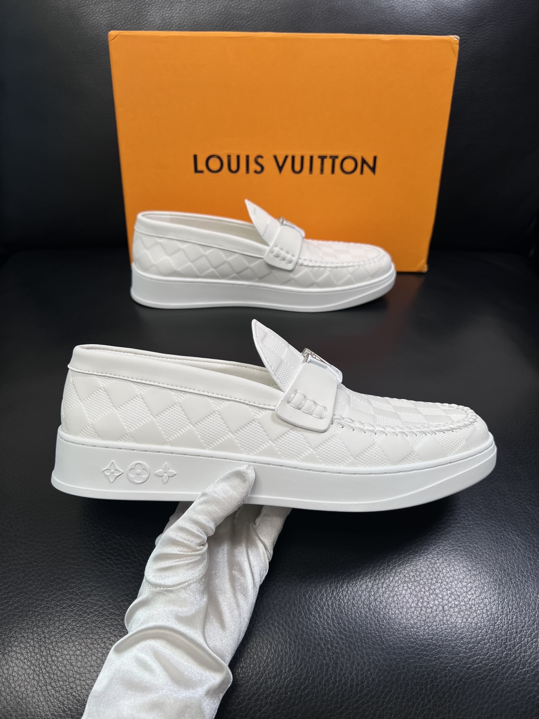 Lv  高品质  顶级工艺品  路易威登，运动板鞋专柜同步，鞋面意大利进口，高品质拼接缤纷色彩复杂工艺品
