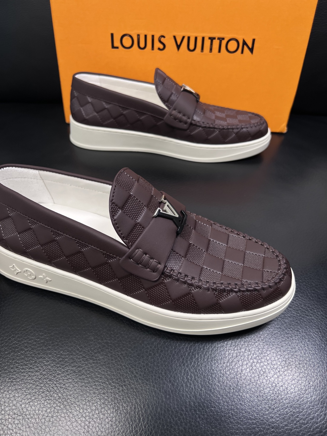 Lv  高品质  顶级工艺品  路易威登，运动板鞋专柜同步，鞋面意大利进口，高品质拼接缤纷色彩复杂工艺品