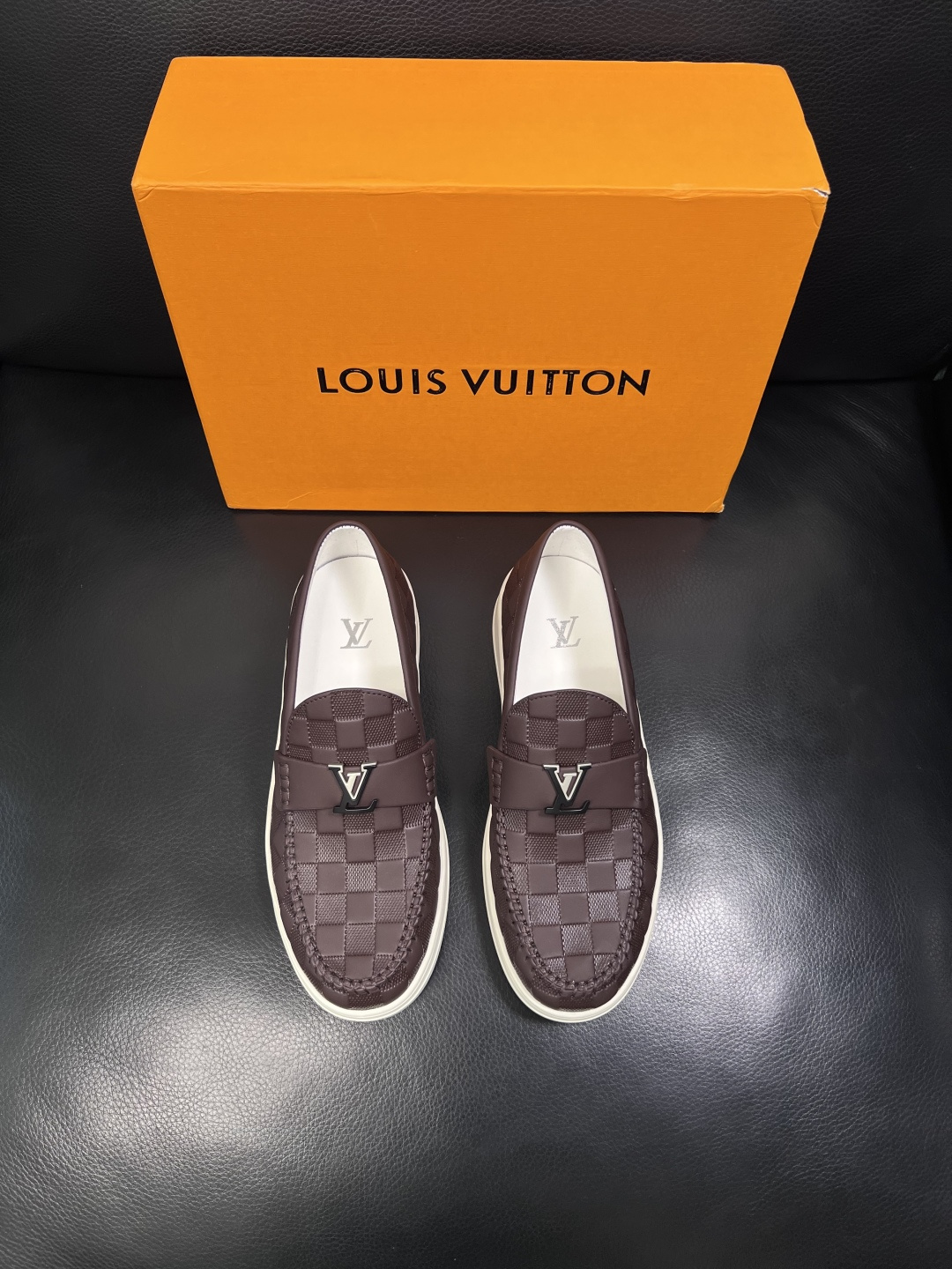 Lv  高品质  顶级工艺品  路易威登，运动板鞋专柜同步，鞋面意大利进口，高品质拼接缤纷色彩复杂工艺品