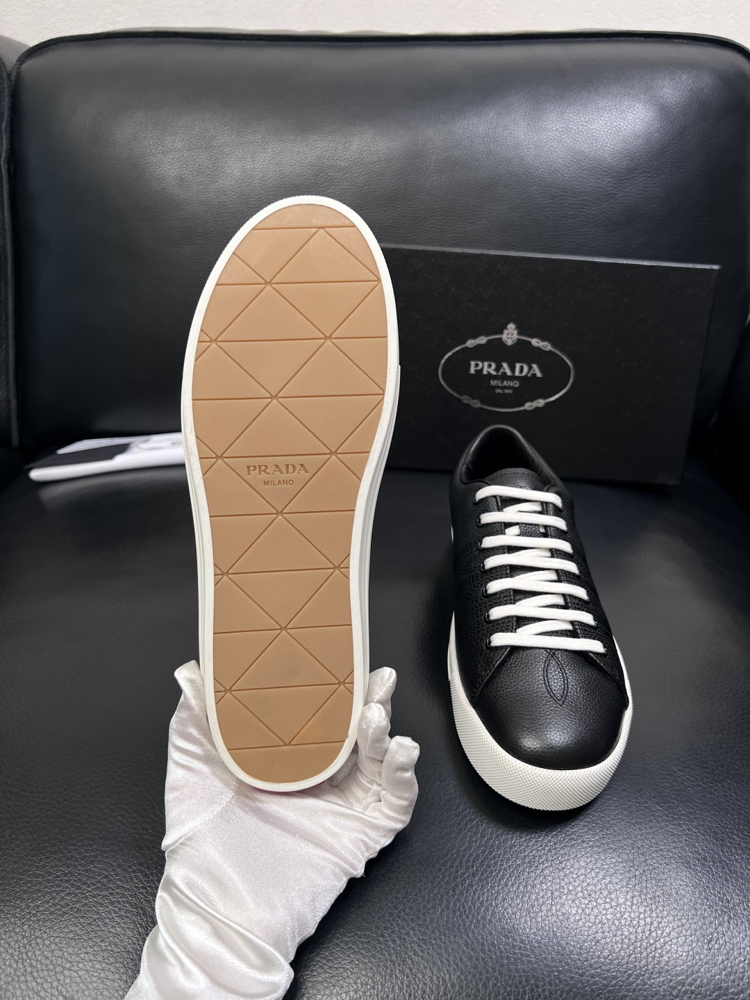 Prada  顶级工艺品，普拉达 专柜同步，原厂配置意大利进口牛皮面料，进口牛皮内里垫，透气舒适，鞋底：