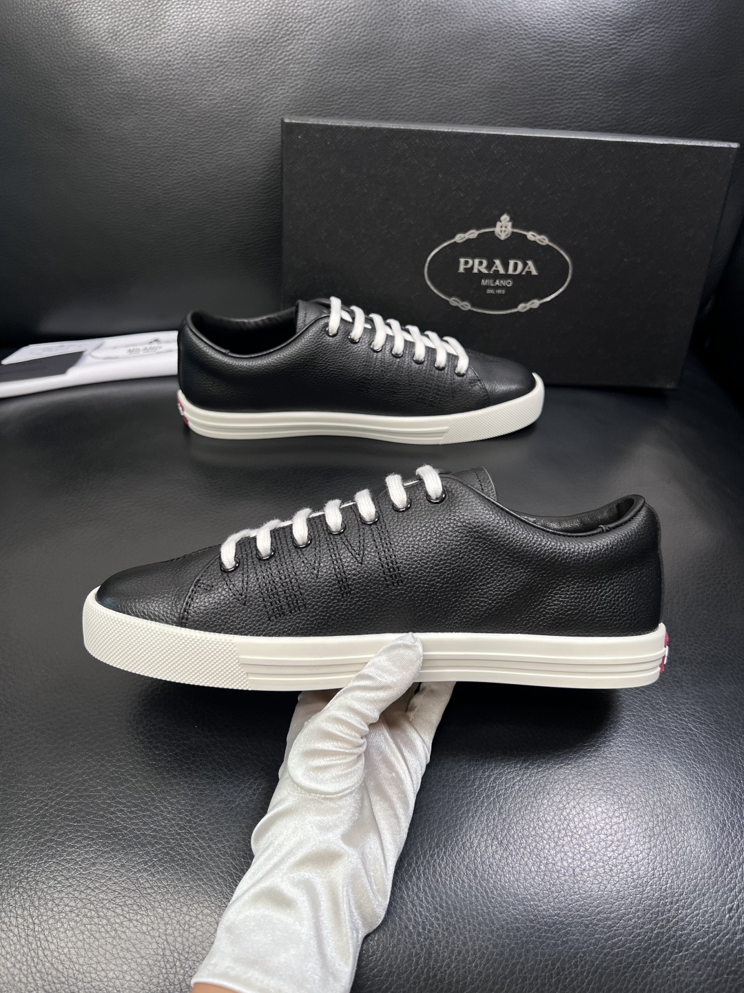 Prada  顶级工艺品，普拉达 专柜同步，原厂配置意大利进口牛皮面料，进口牛皮内里垫，透气舒适，鞋底：