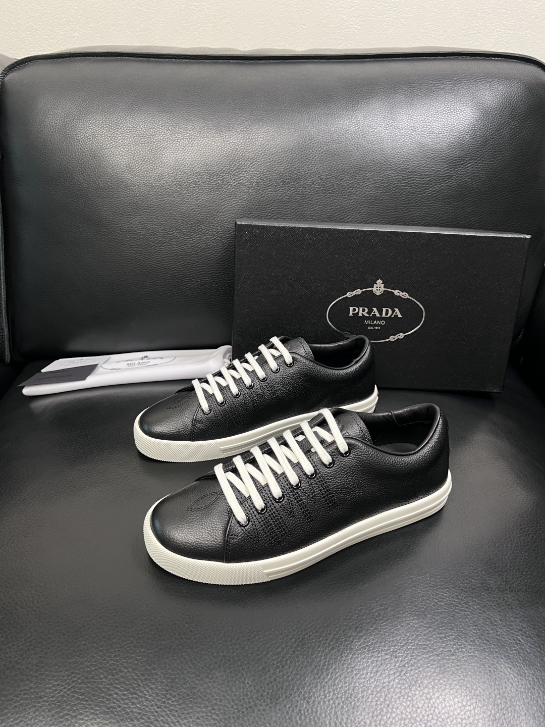 Prada  顶级工艺品，普拉达 专柜同步，原厂配置意大利进口牛皮面料，进口牛皮内里垫，透气舒适，鞋底：