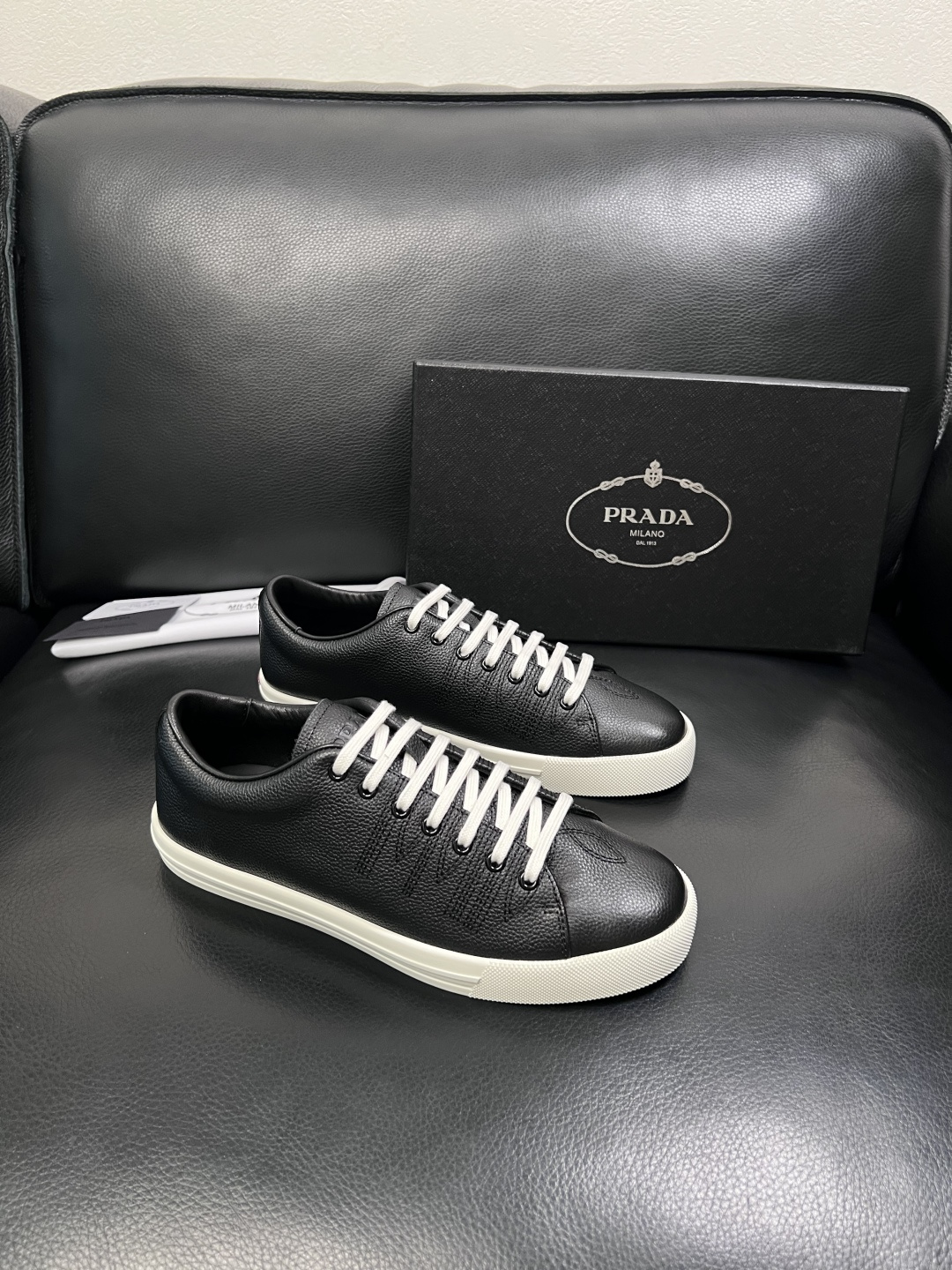 Prada  顶级工艺品，普拉达 专柜同步，原厂配置意大利进口牛皮面料，进口牛皮内里垫，透气舒适，鞋底：