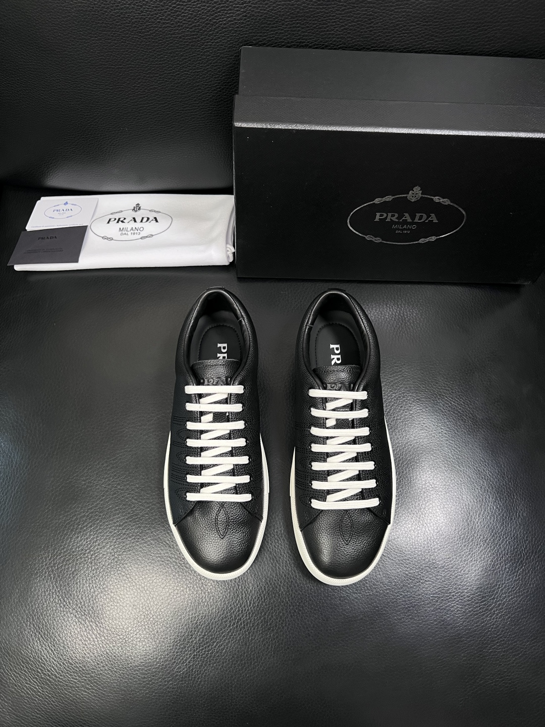 Prada  顶级工艺品，普拉达 专柜同步，原厂配置意大利进口牛皮面料，进口牛皮内里垫，透气舒适，鞋底：