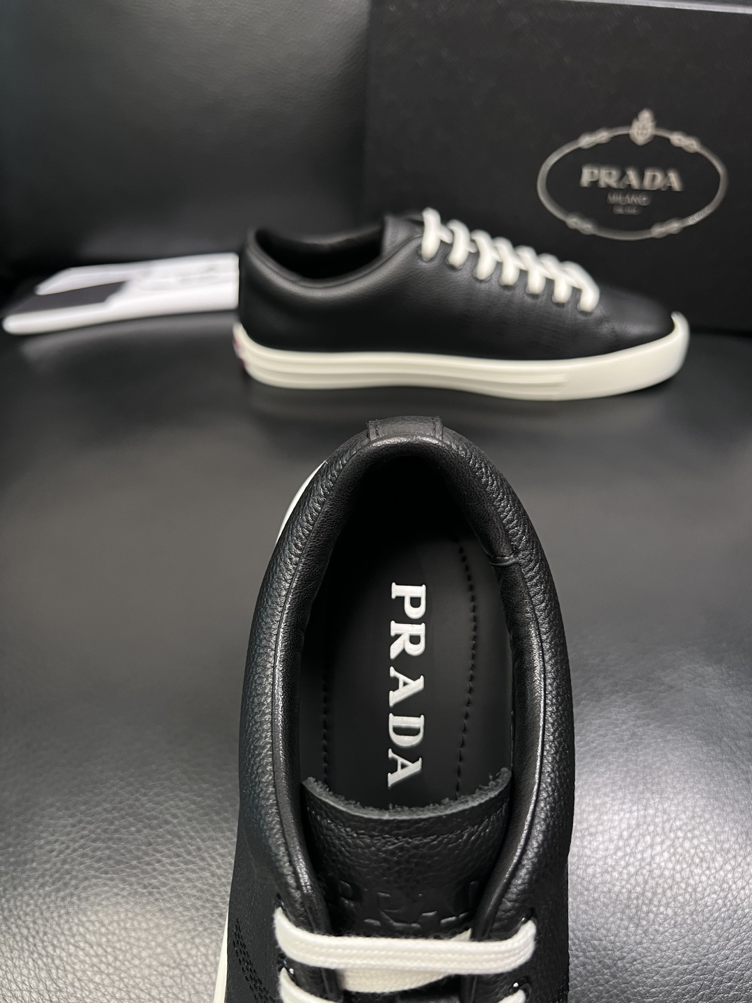 Prada  顶级工艺品，普拉达 专柜同步，原厂配置意大利进口牛皮面料，进口牛皮内里垫，透气舒适，鞋底：