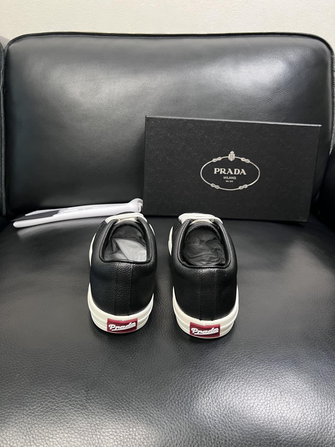 Prada  顶级工艺品，普拉达 专柜同步，原厂配置意大利进口牛皮面料，进口牛皮内里垫，透气舒适，鞋底：