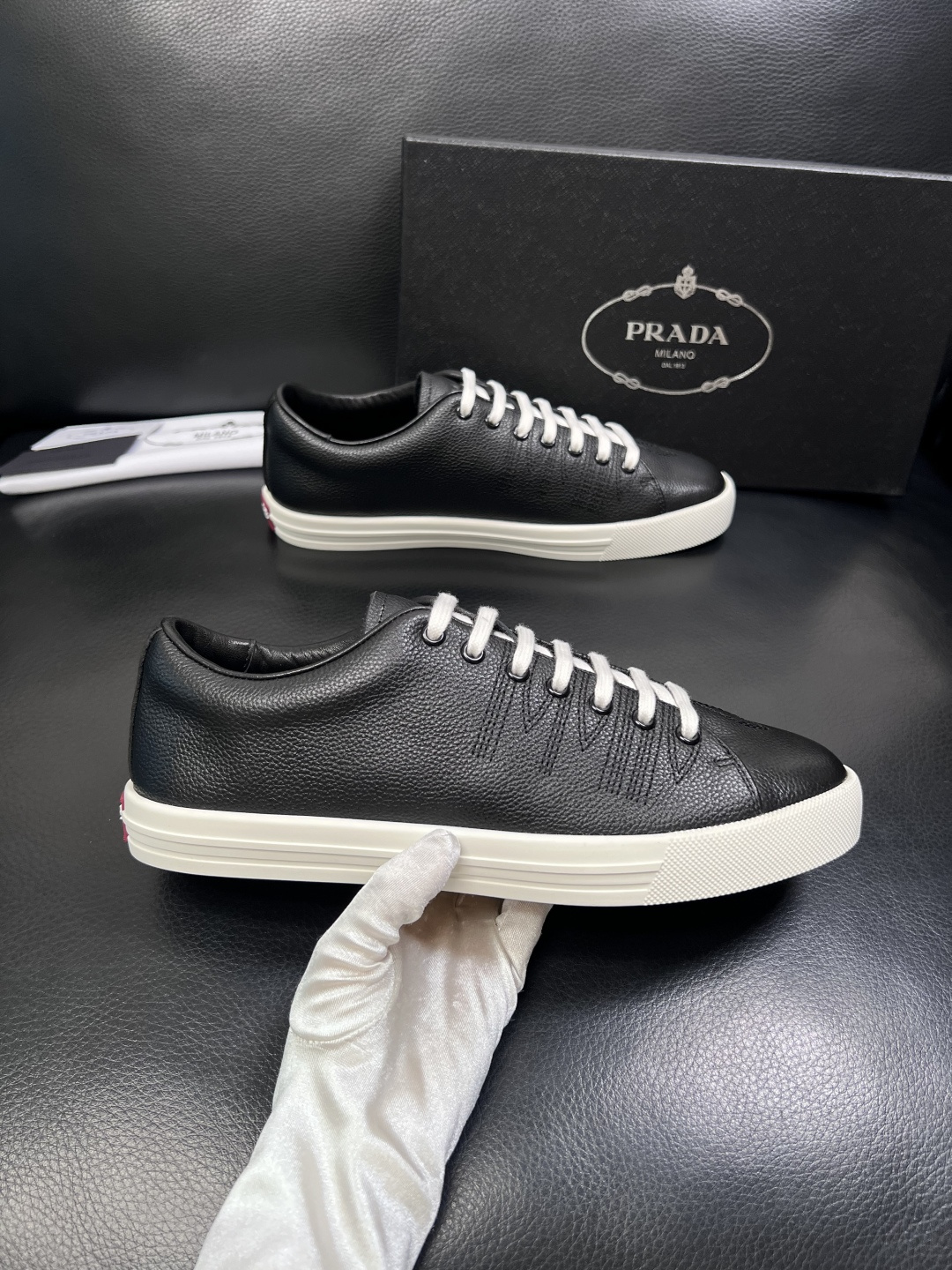 Prada  顶级工艺品，普拉达 专柜同步，原厂配置意大利进口牛皮面料，进口牛皮内里垫，透气舒适，鞋底：