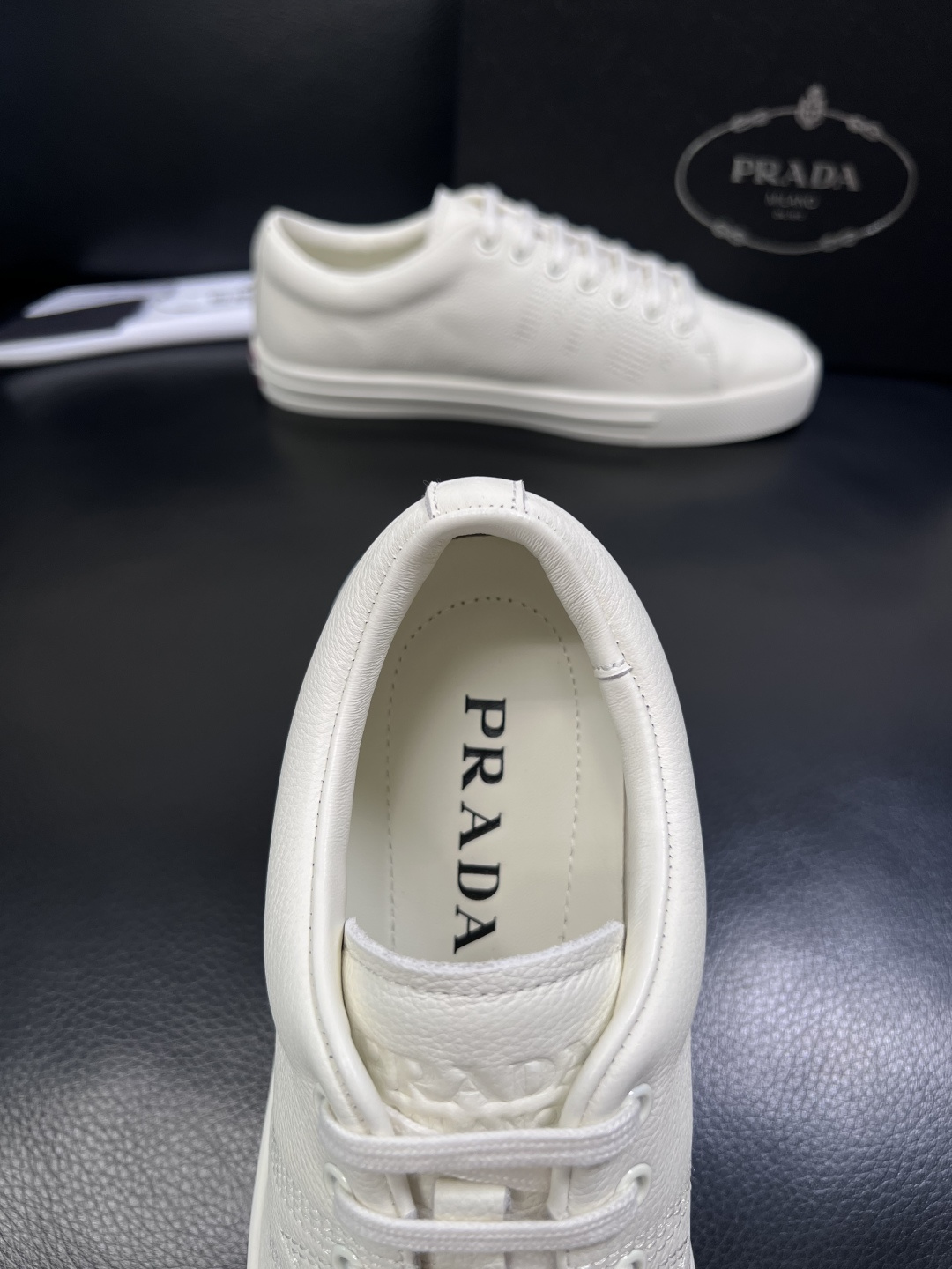 Prada  顶级工艺品，普拉达 专柜同步，原厂配置意大利进口牛皮面料，进口牛皮内里垫，透气舒适，鞋底：