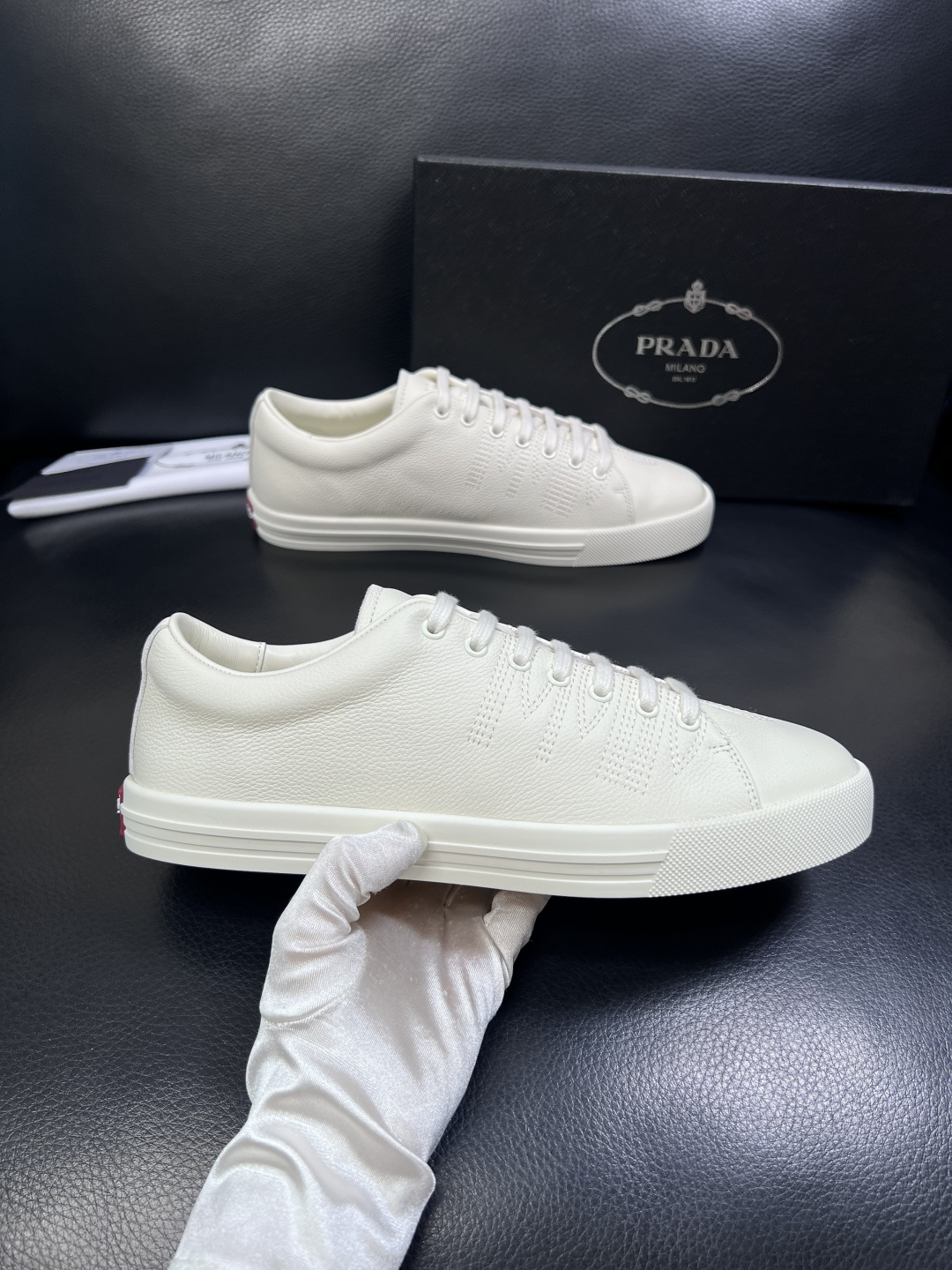Prada  顶级工艺品，普拉达 专柜同步，原厂配置意大利进口牛皮面料，进口牛皮内里垫，透气舒适，鞋底：
