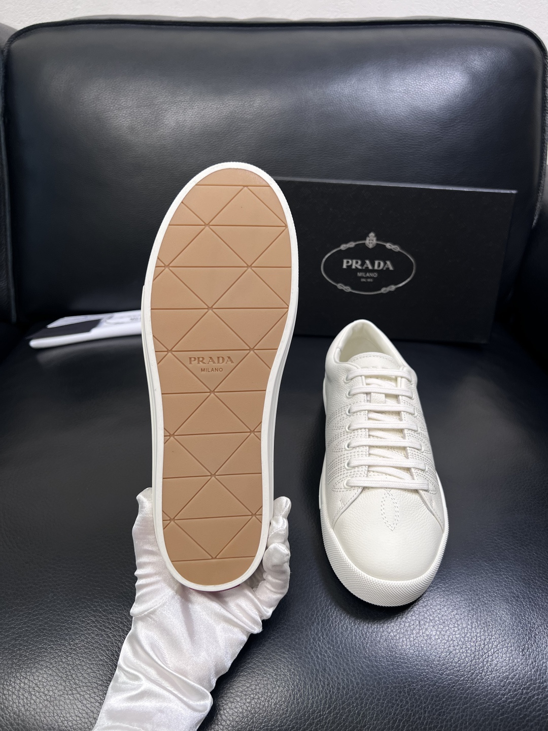 Prada  顶级工艺品，普拉达 专柜同步，原厂配置意大利进口牛皮面料，进口牛皮内里垫，透气舒适，鞋底：
