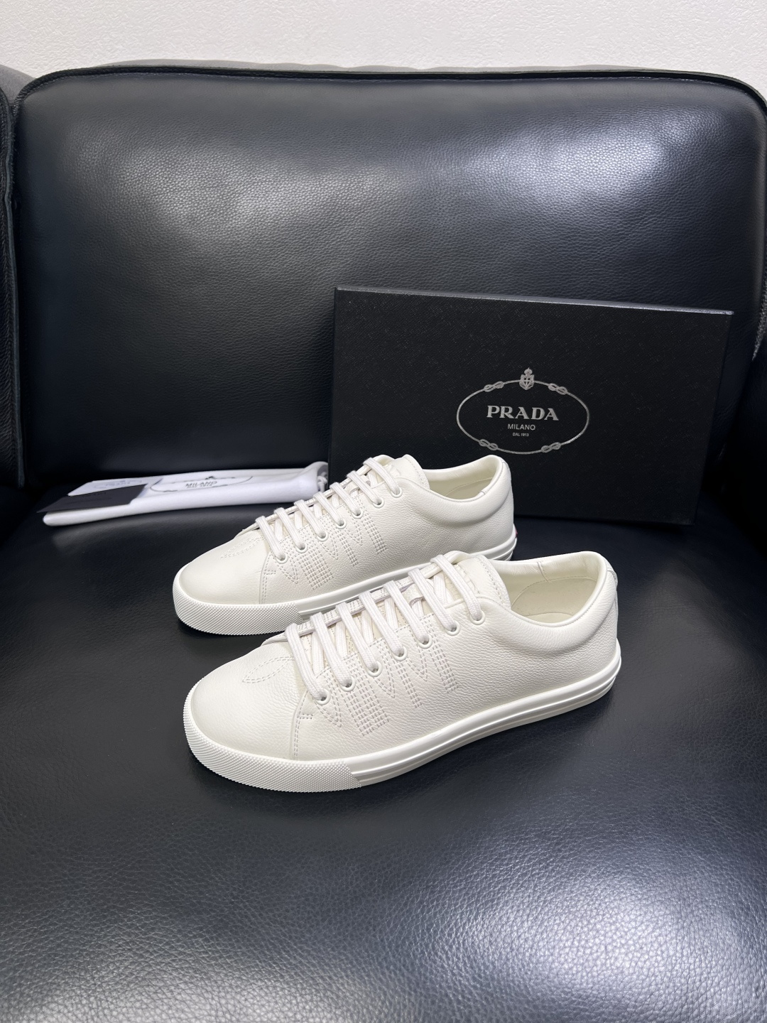 Prada  顶级工艺品，普拉达 专柜同步，原厂配置意大利进口牛皮面料，进口牛皮内里垫，透气舒适，鞋底：