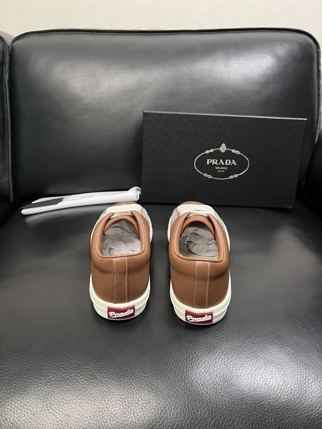Prada  顶级工艺品，普拉达 专柜同步，原厂配置意大利进口牛皮面料，进口牛皮内里垫，透气舒适，鞋底：