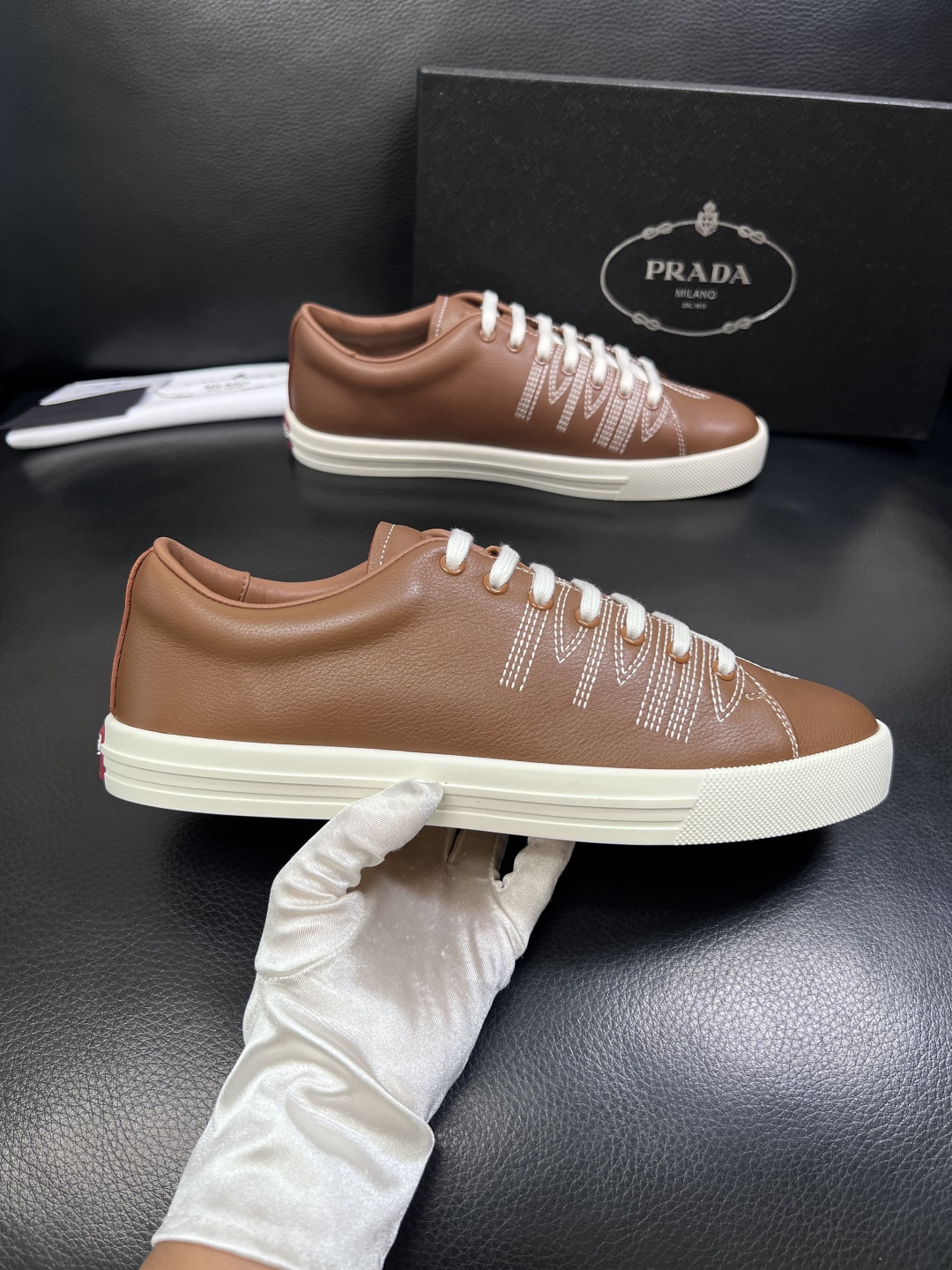 Prada  顶级工艺品，普拉达 专柜同步，原厂配置意大利进口牛皮面料，进口牛皮内里垫，透气舒适，鞋底：