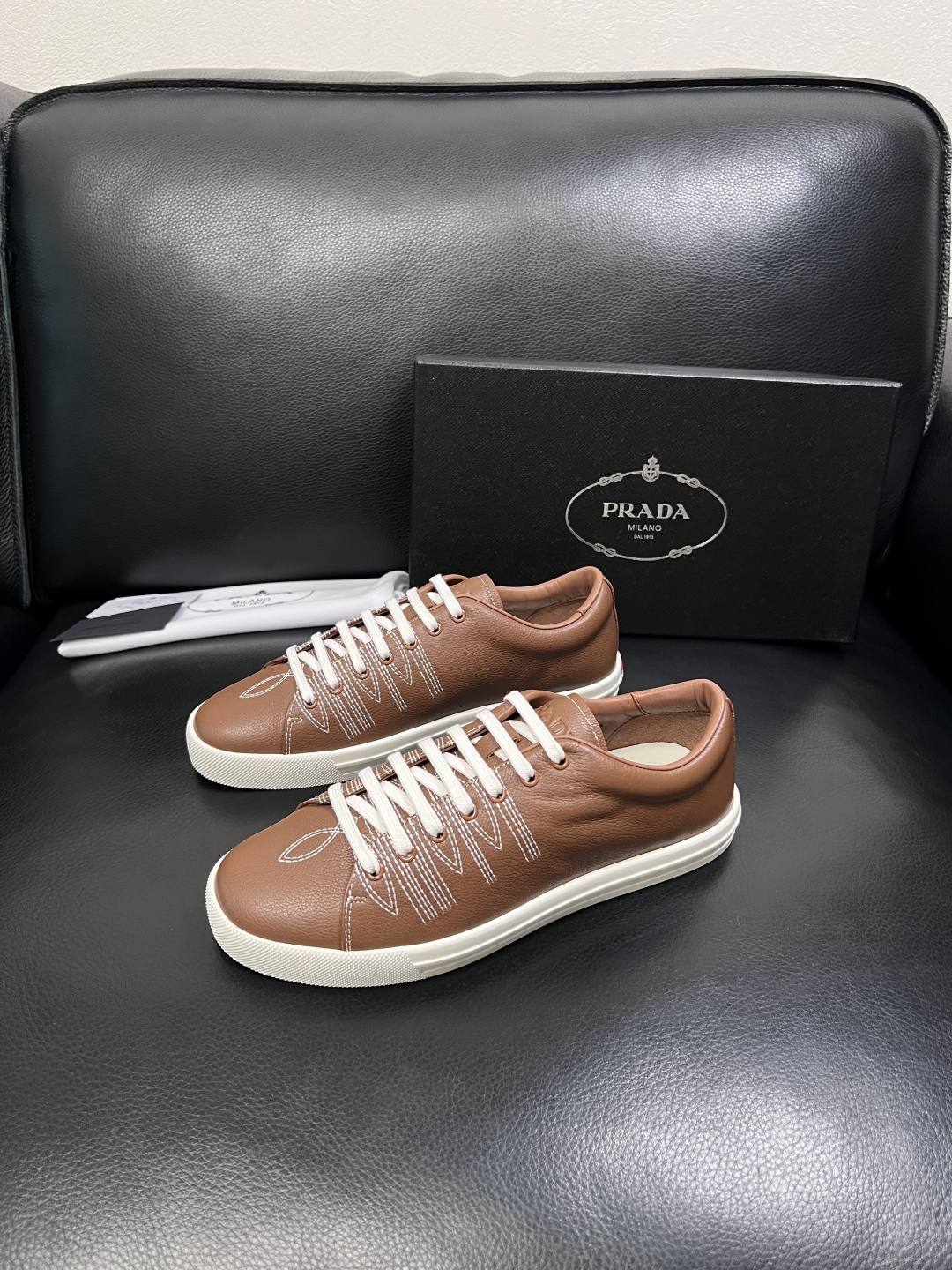 Prada  顶级工艺品，普拉达 专柜同步，原厂配置意大利进口牛皮面料，进口牛皮内里垫，透气舒适，鞋底：