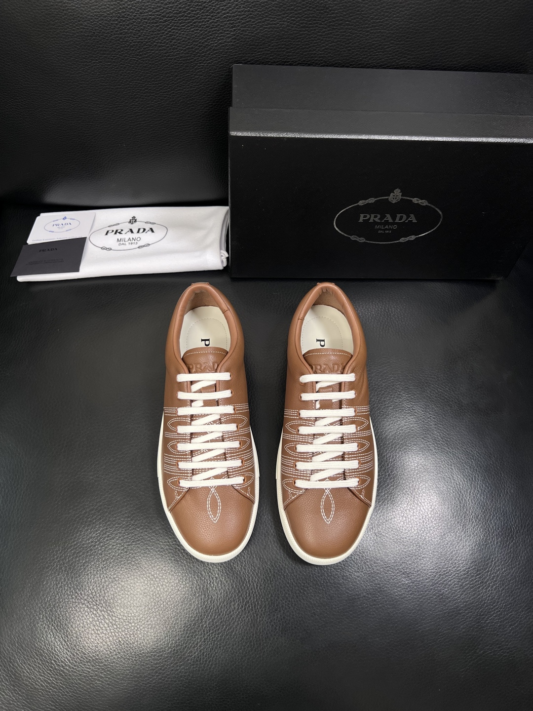 Prada  顶级工艺品，普拉达 专柜同步，原厂配置意大利进口牛皮面料，进口牛皮内里垫，透气舒适，鞋底：